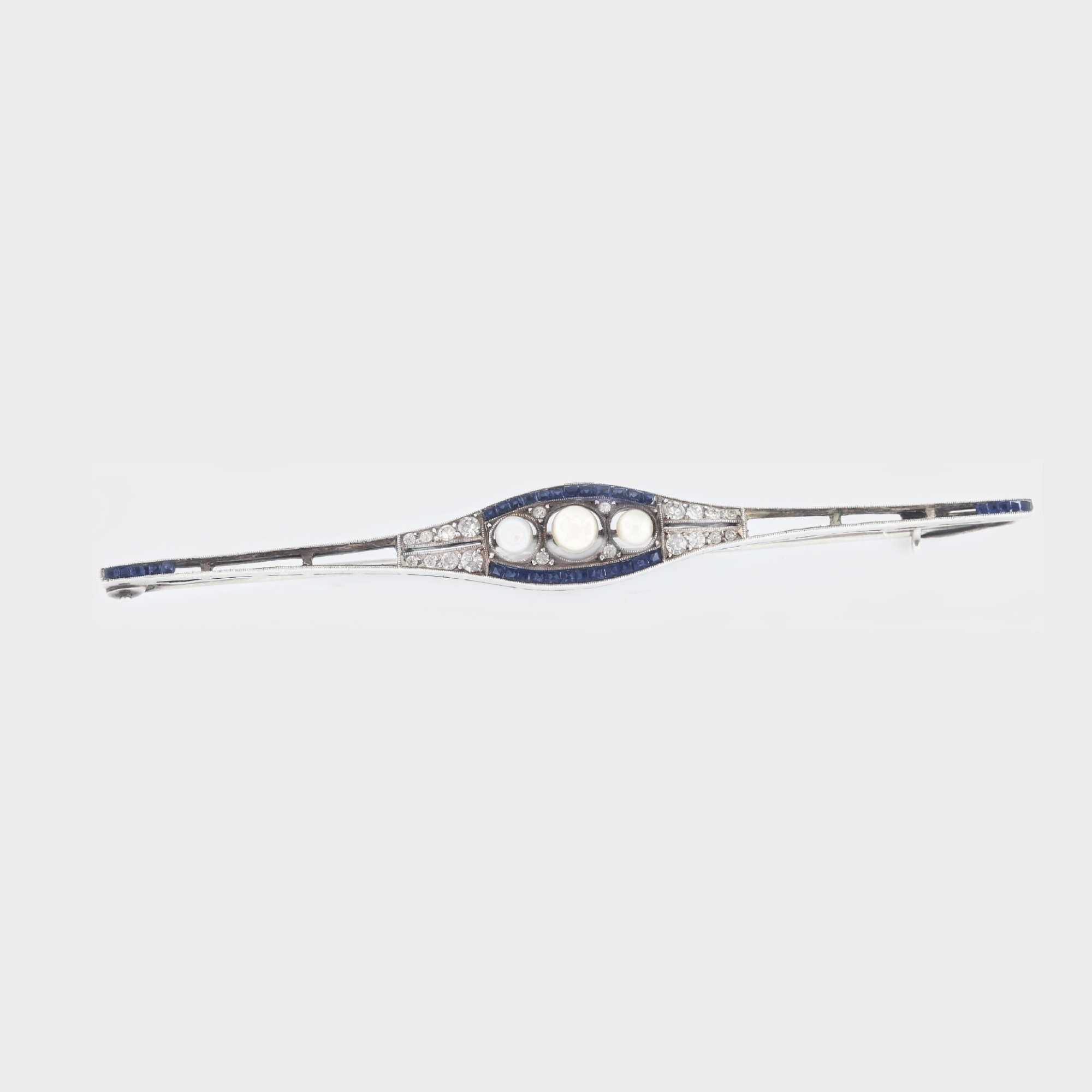 Broşă Art Deco din argint, decorată cu diamante, safire şi perle