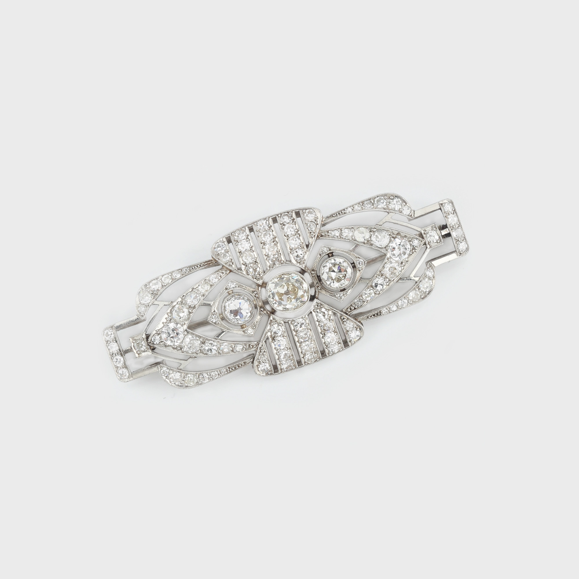 Broşă Art Deco din platină, decorată cu diamante
