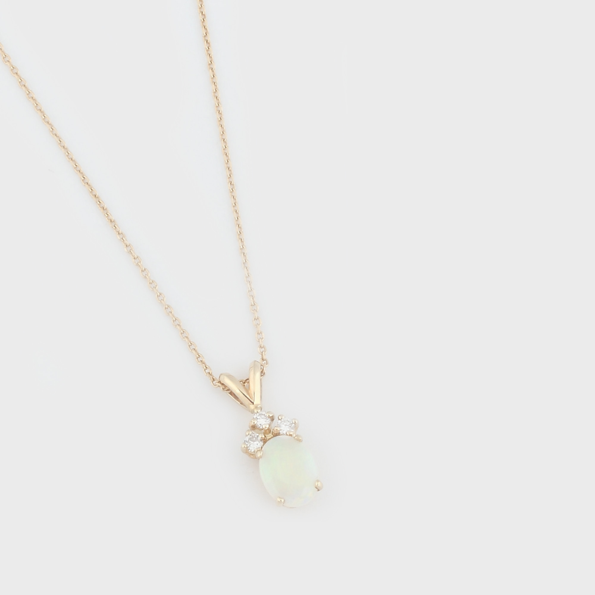 Pandantiv din aur, decorat cu un frumos opal, anturat de diamante