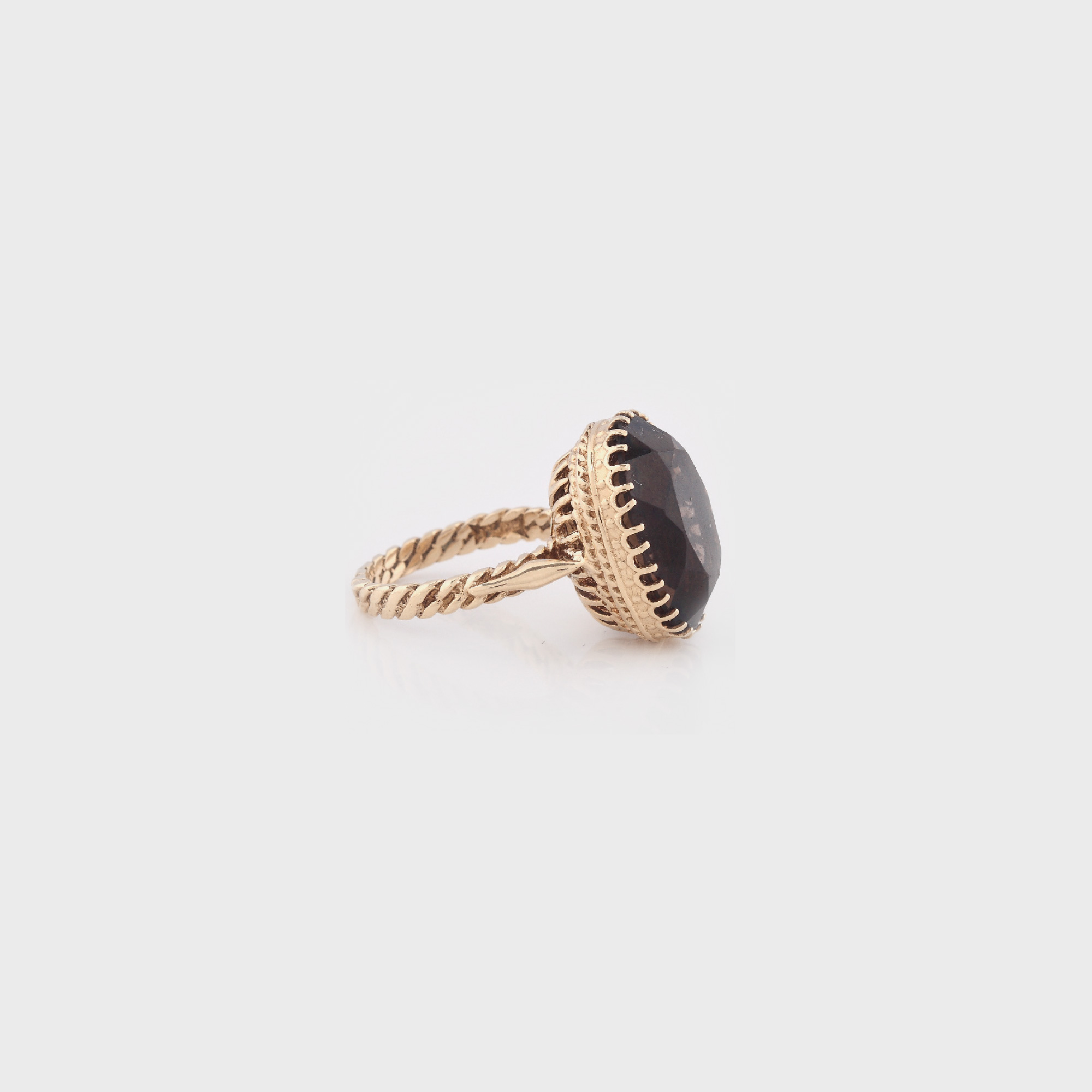 Inel din aur, ornat cu un mare cuarţ (12,3 ct.)