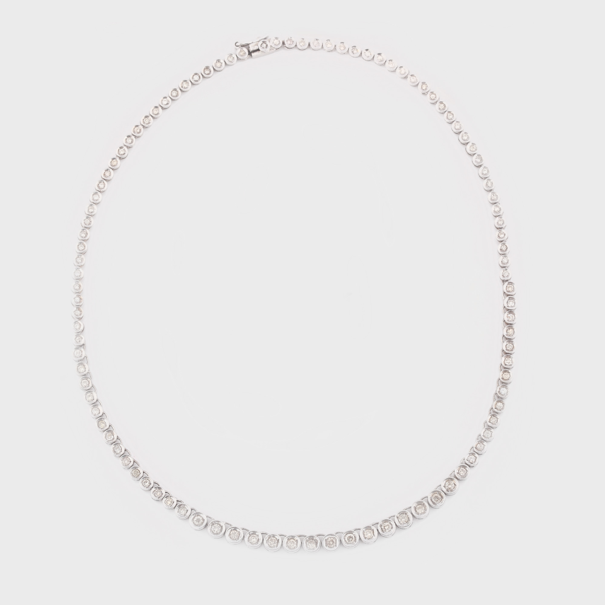 Elegant colier din aur alb, decorat cu diamante