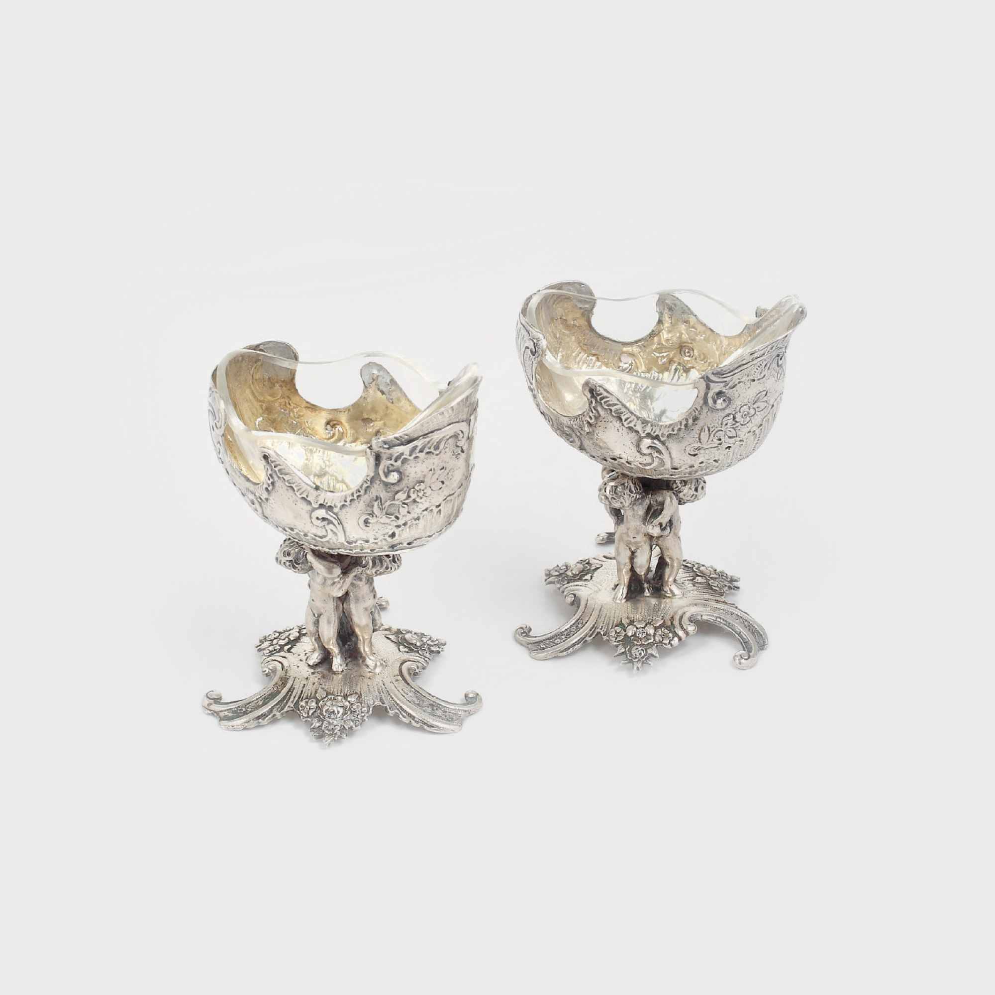 Pereche de recipiente Rococo din argint, pentru condimente, decorate cu putti