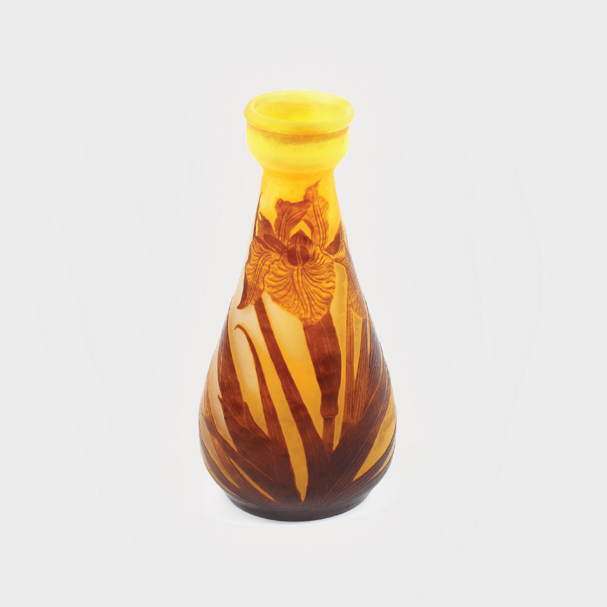 Vas decorativ Gallé, decorat cu floare de iris, 1925-1930