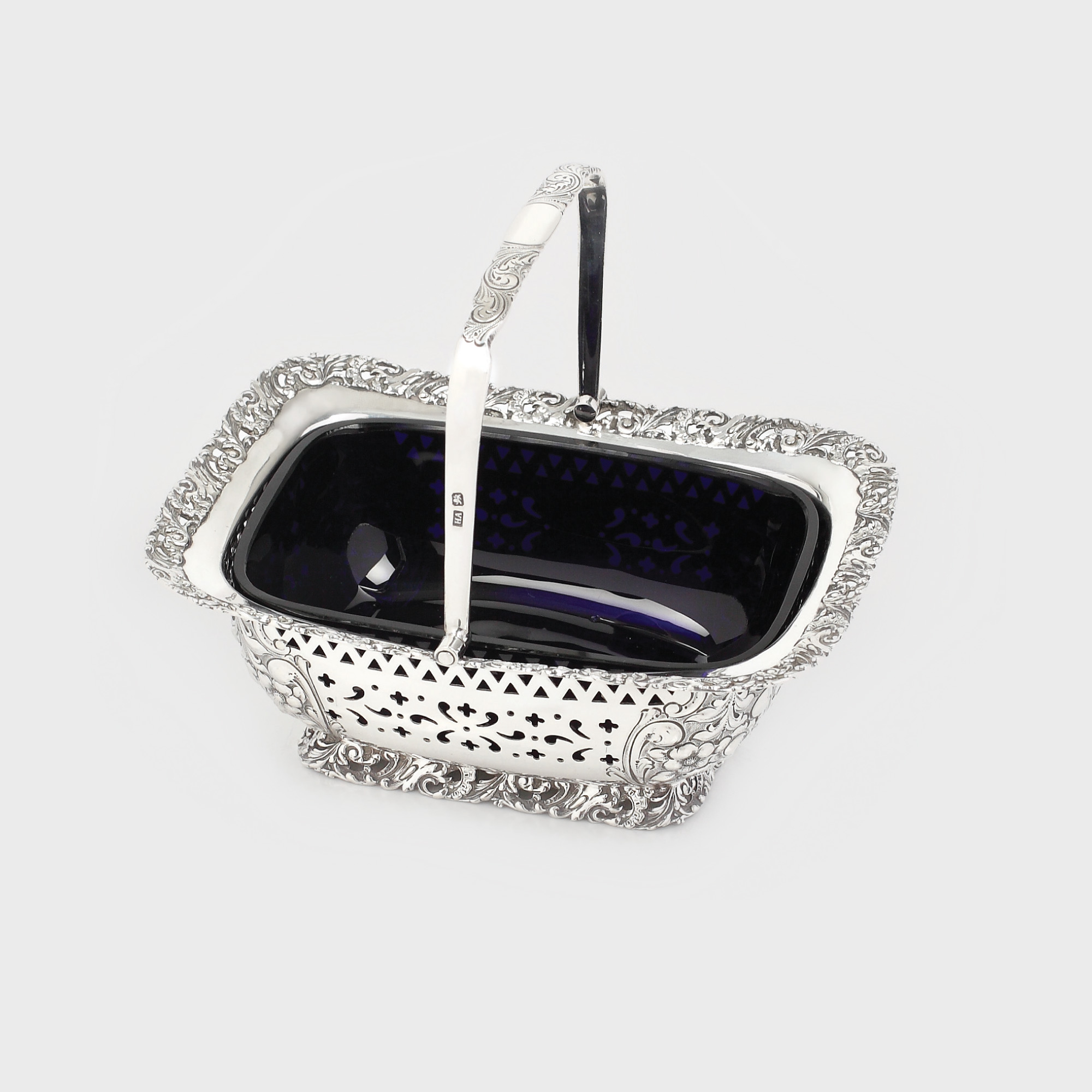 Vas decorativ din argint Atkin Brothers şi sticlă cobalt, 1900
