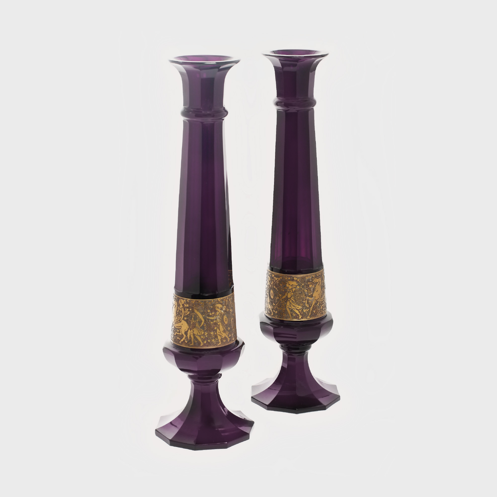 Pereche de vase Moser din cristal violet, decorată cu scena luptei amazoanelor cu centaurii, 1920
