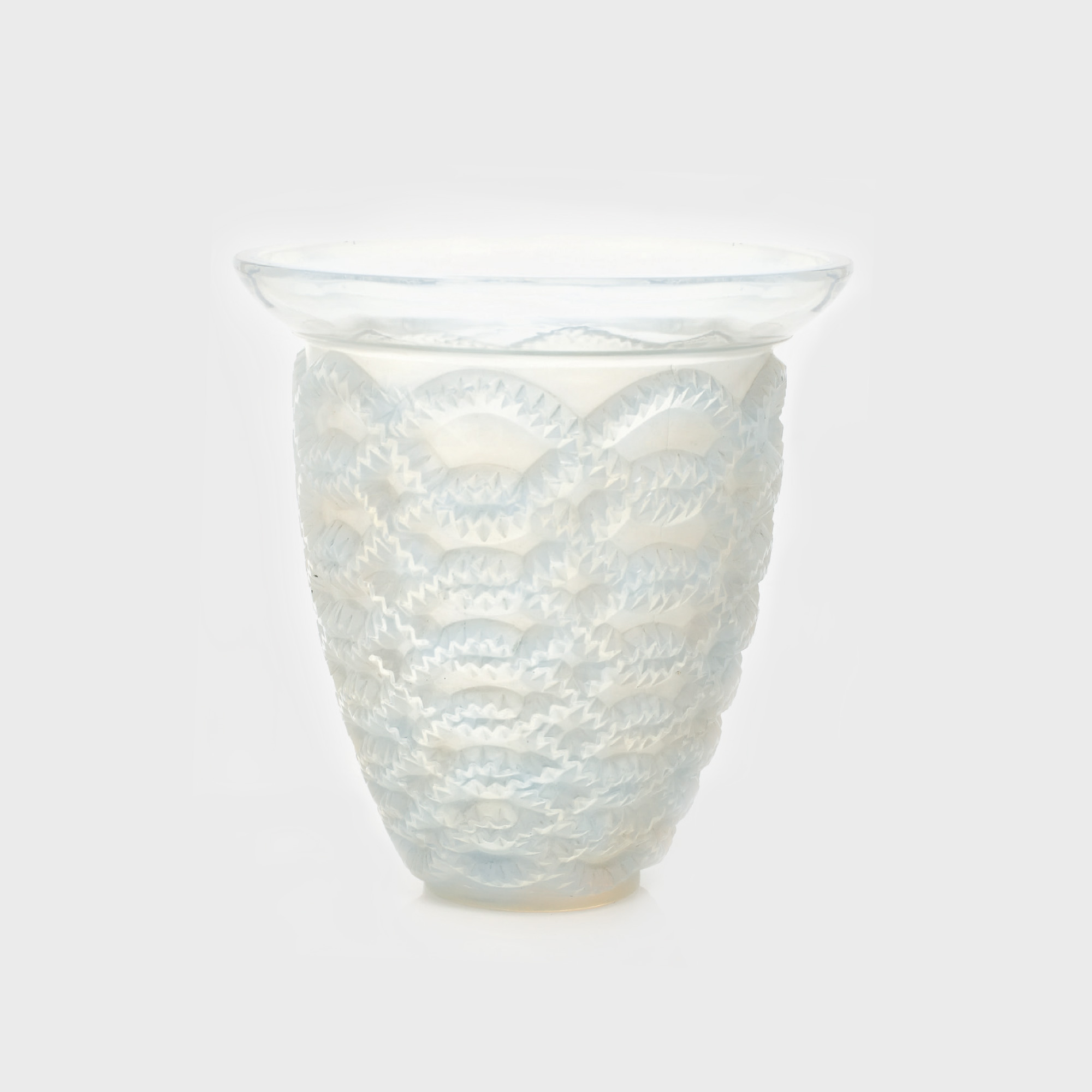 "Guirlandes" - vas Lalique din sticlă opalescentă, decorat cu registre de ghirlande, anii '30