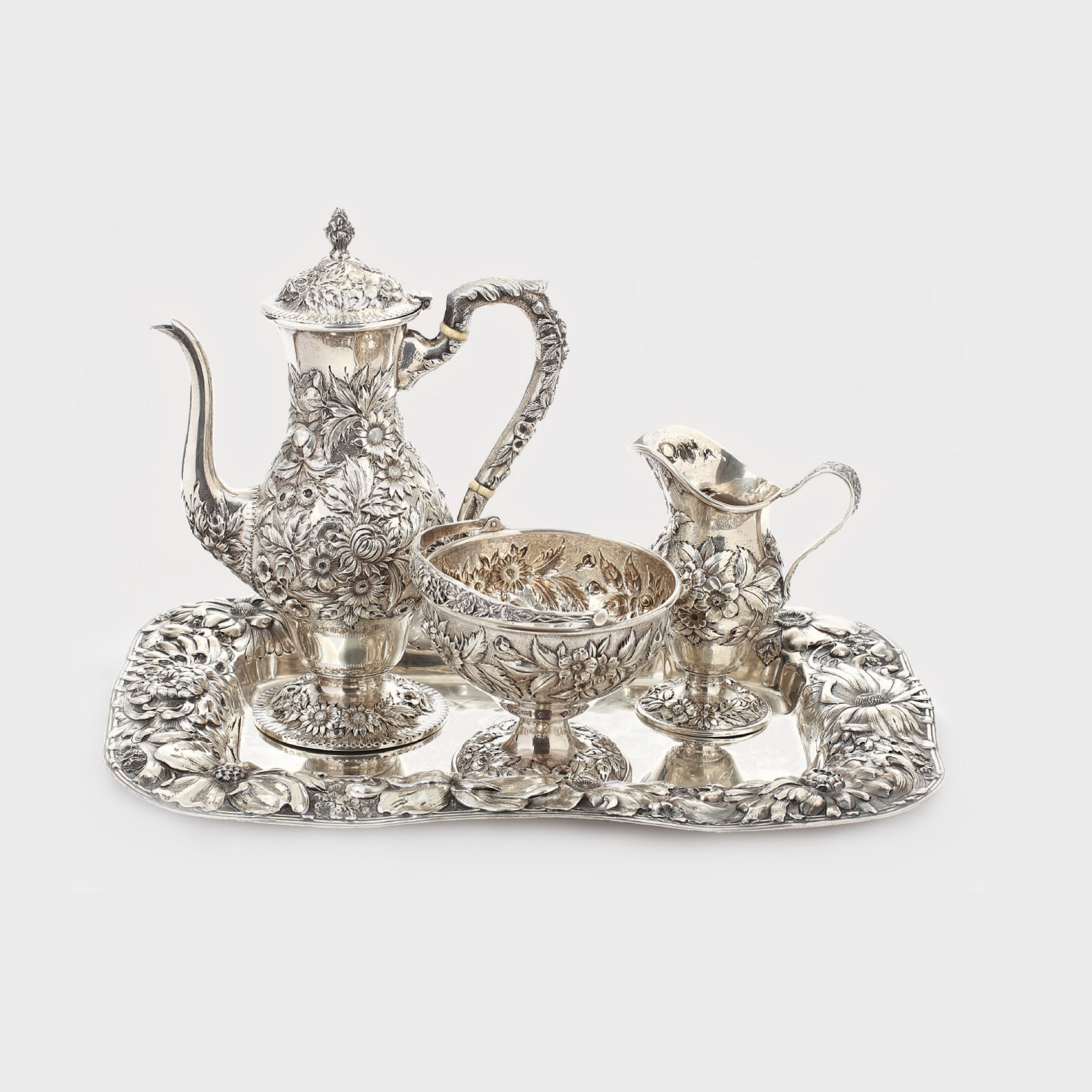 Set din argint Samuel Kirk & Son, pentru servit cafeaua, decorat cu impresionante motive florale, 1925-1932