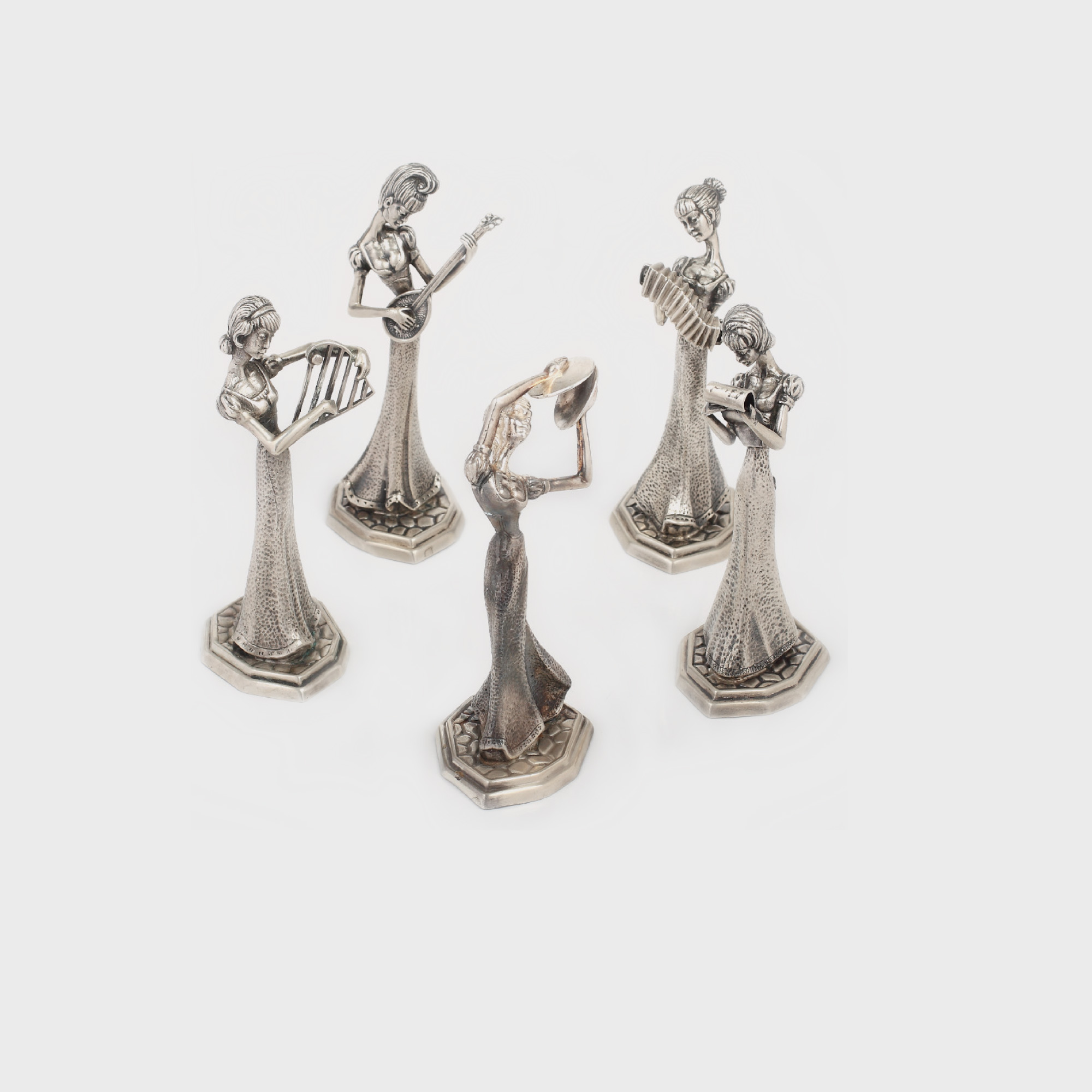 Colecție de cinci figurine feminine din argint, personificări ale graţiei şi muzicalităţii