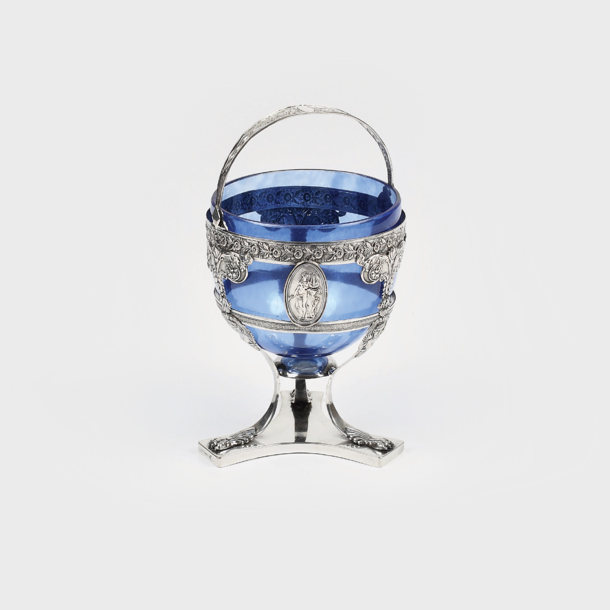 Coșuleț din argint cu vas interior din sticlă cobalt, decorat cu motive neoclasice, 1860-1870