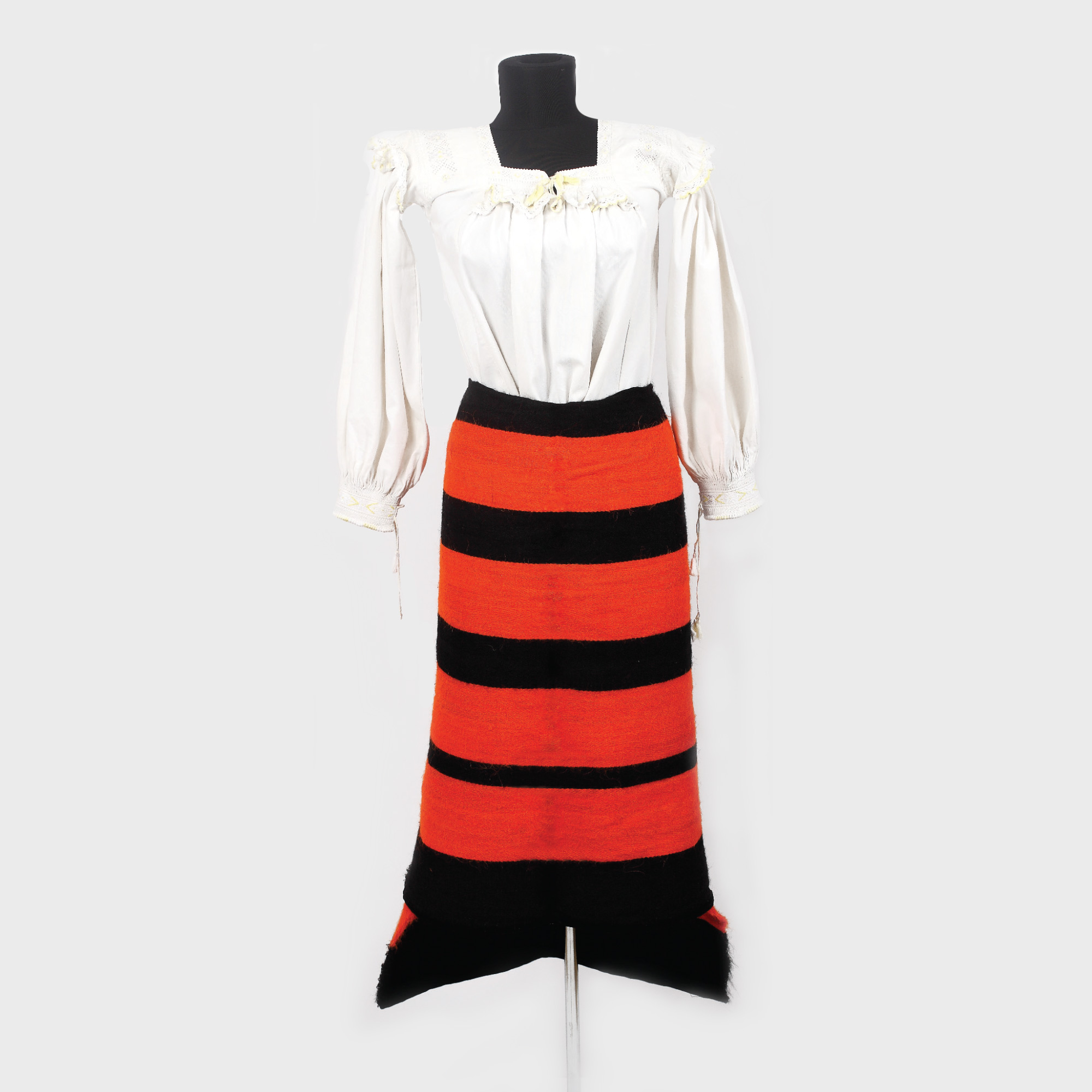 Costum popular de sărbătoare format din cămaşă și zadii de Maramureș, al doilea pătrar al sec. XX