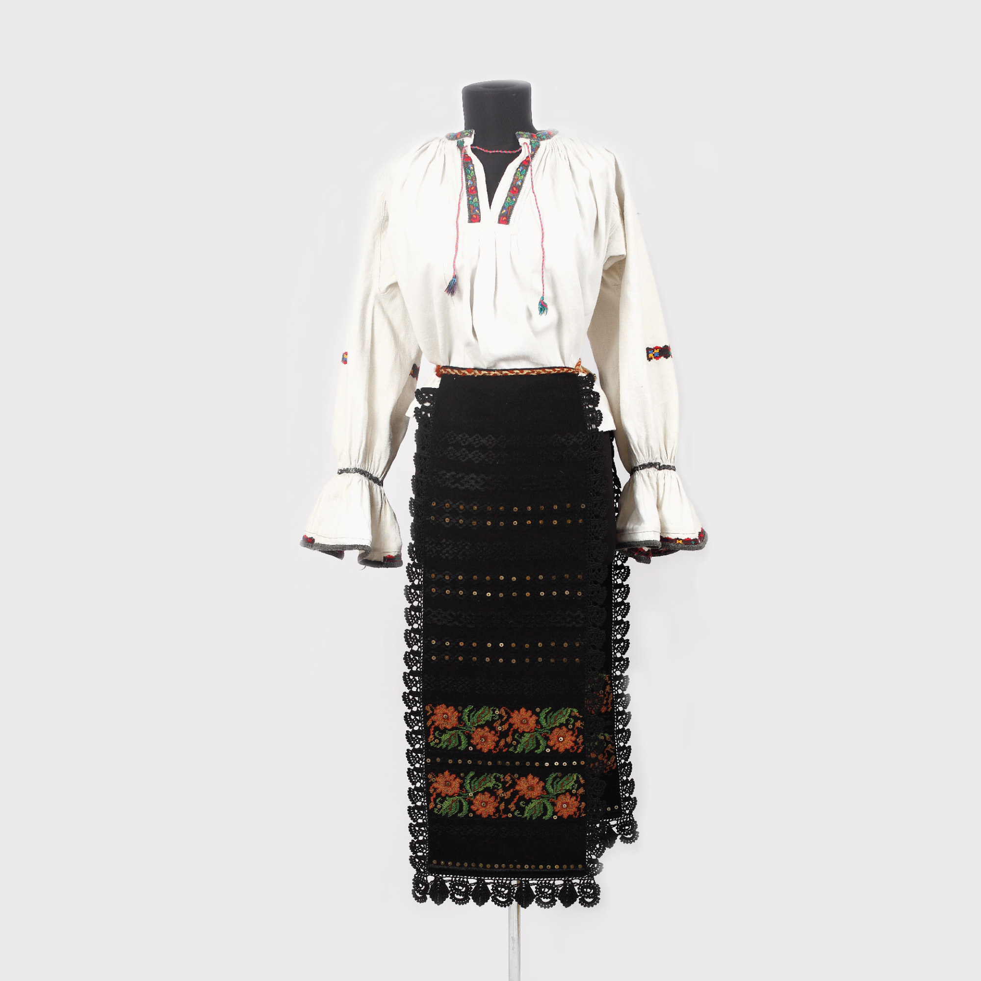 Costum popular format din cămaşă și catrințe de Maramureș, prima jumătate a sec. XX