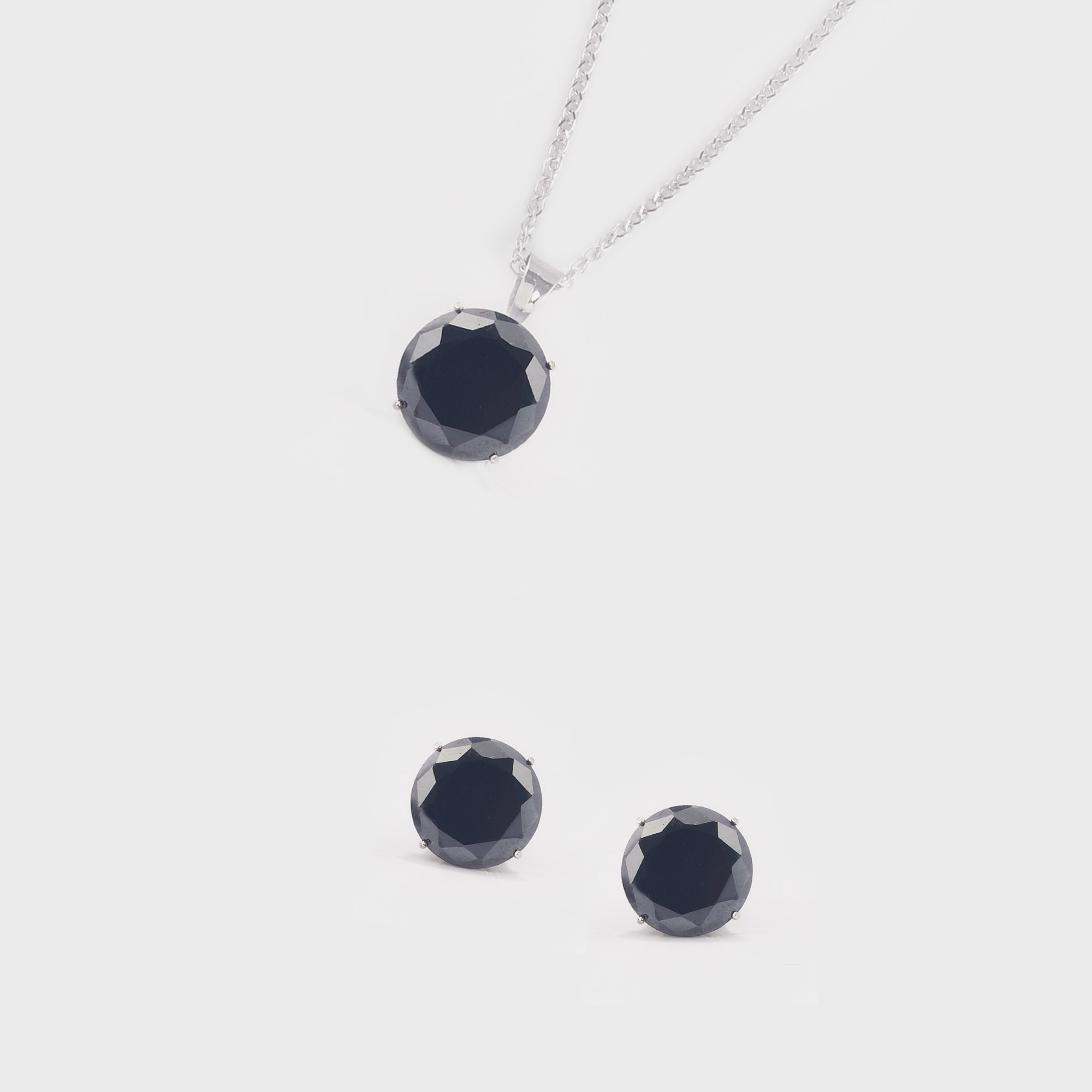 Set alcătuit din pereche de cercei şi pandantiv, decorat cu diamante negre