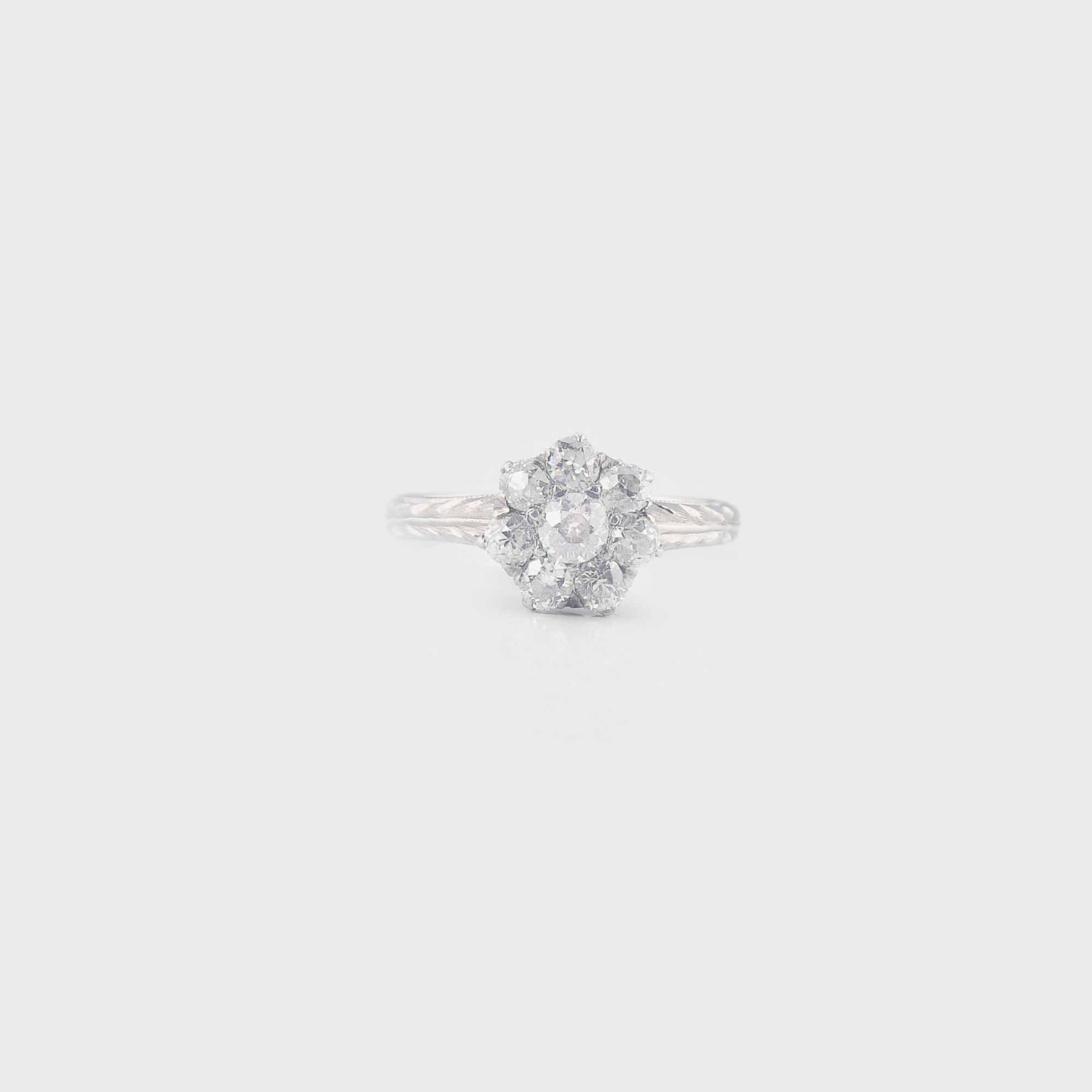 Inel din aur alb, decorat cu floare de diamante