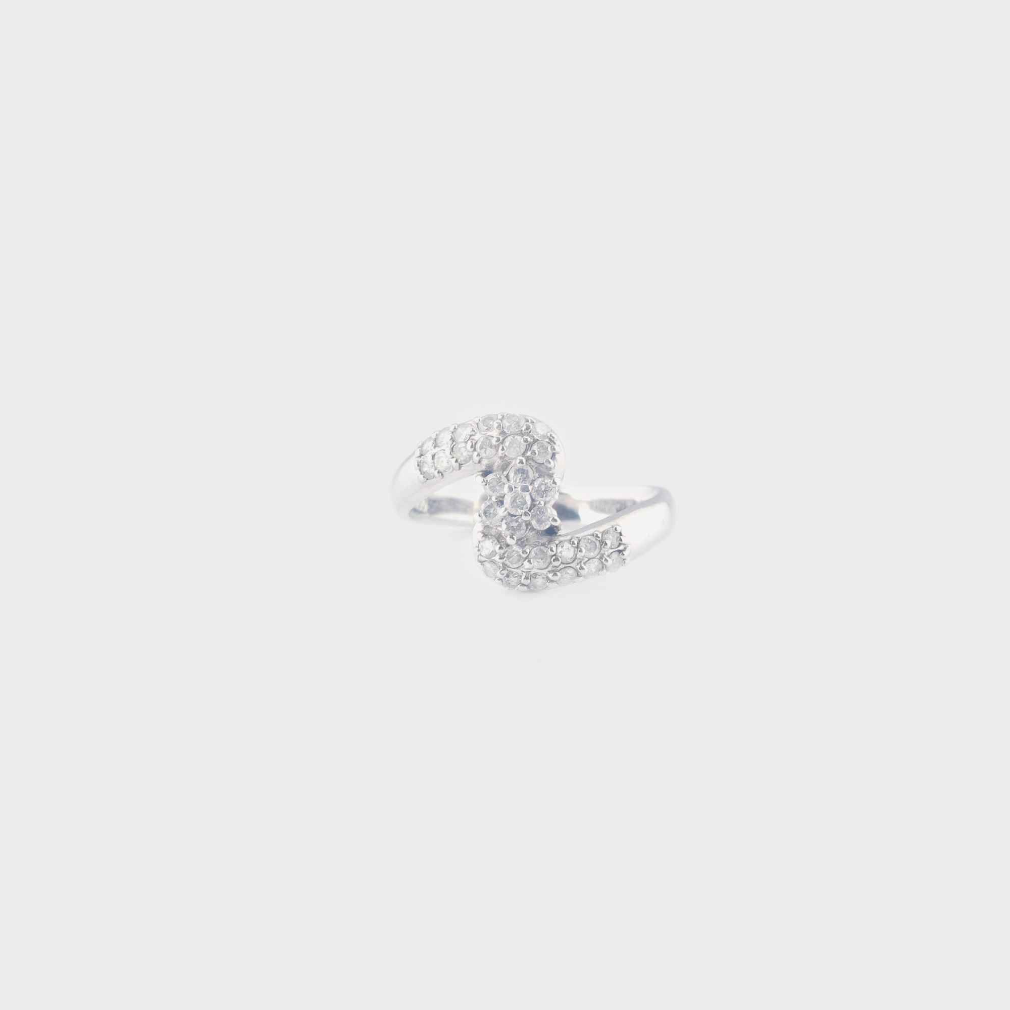 Interesant inel din platină, decorat cu diamante