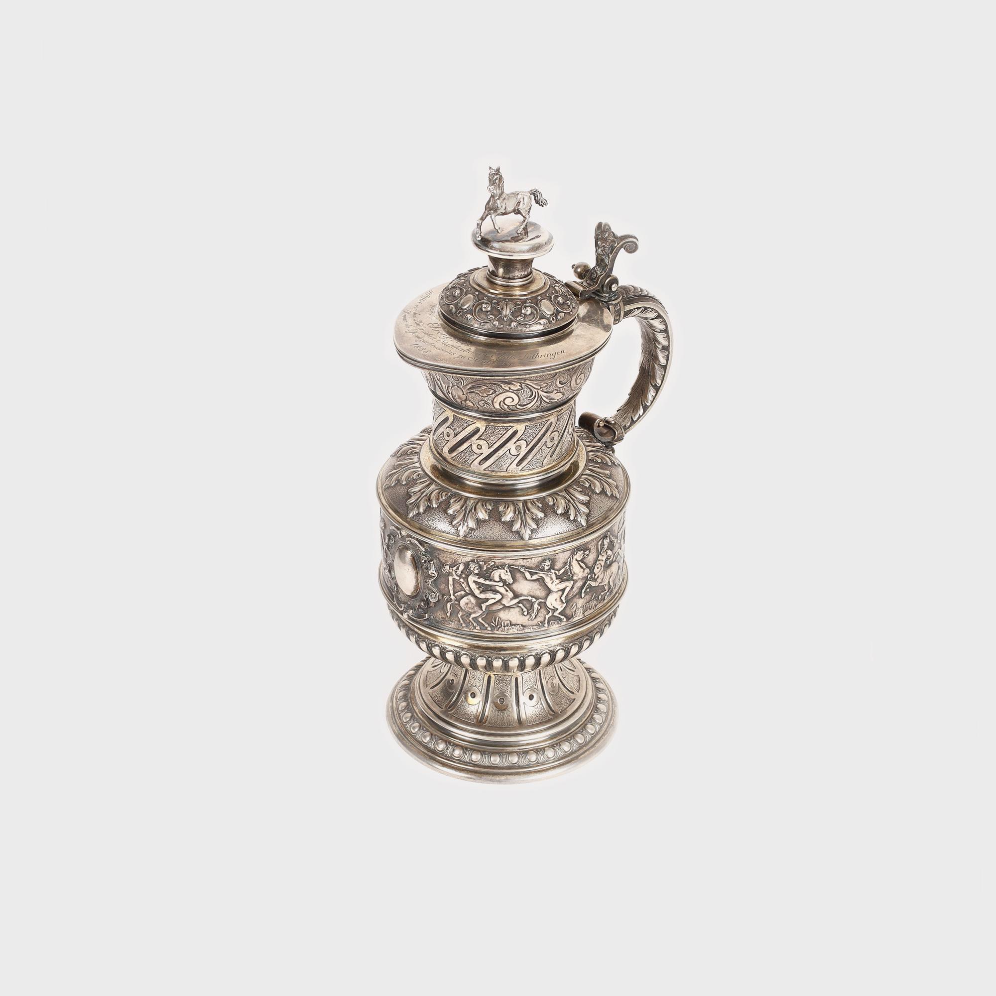 Cană din argint Koch & Bergfeld, decorată cu scene de luptă între centauri, constituind trofeul de onoare al unui prestigios concurs de echitaţie din Strasbourg, cca. 1886-1888, piesă de colecţie