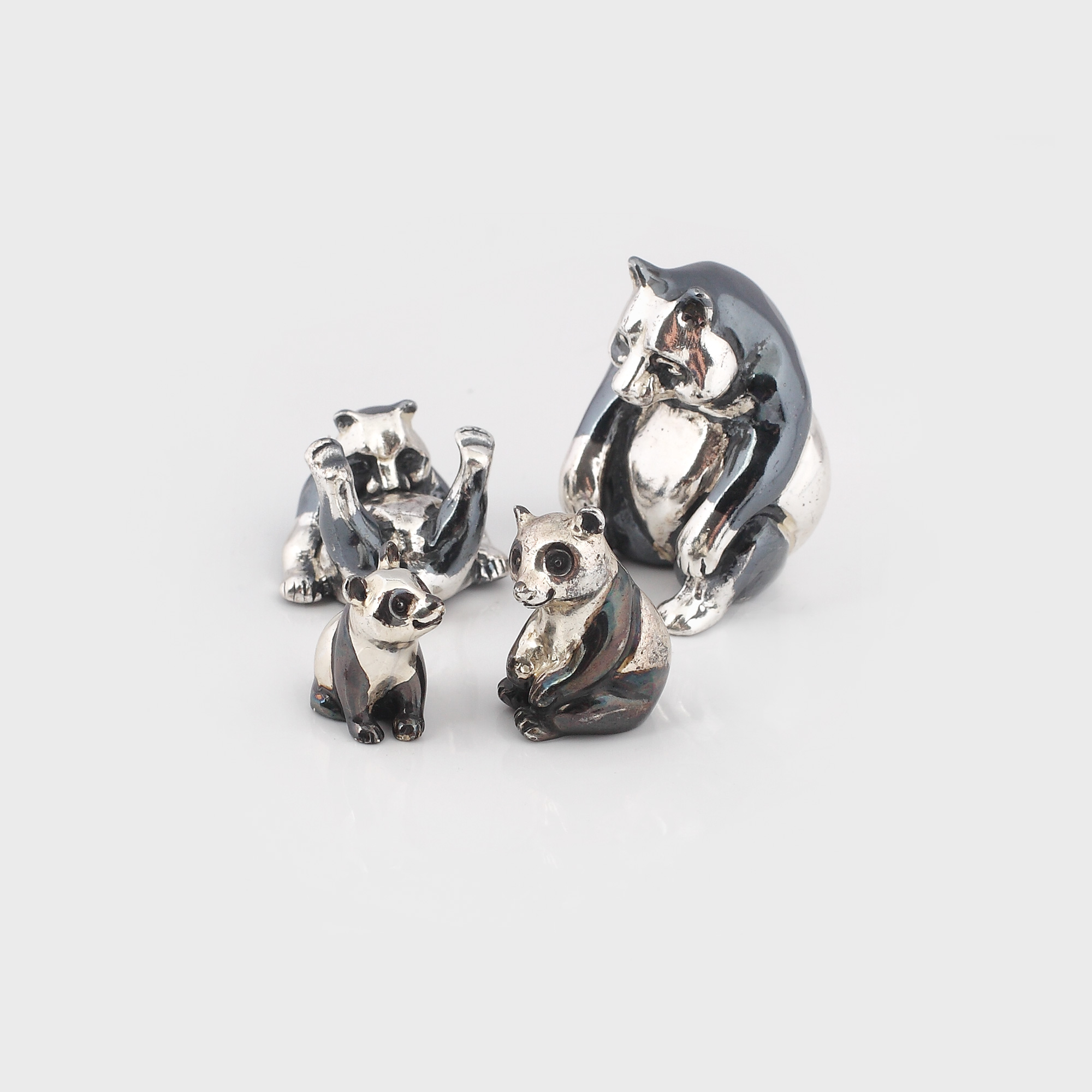 "Familie Panda" - lot de 4 figurine miniaturizate, din argint cu email