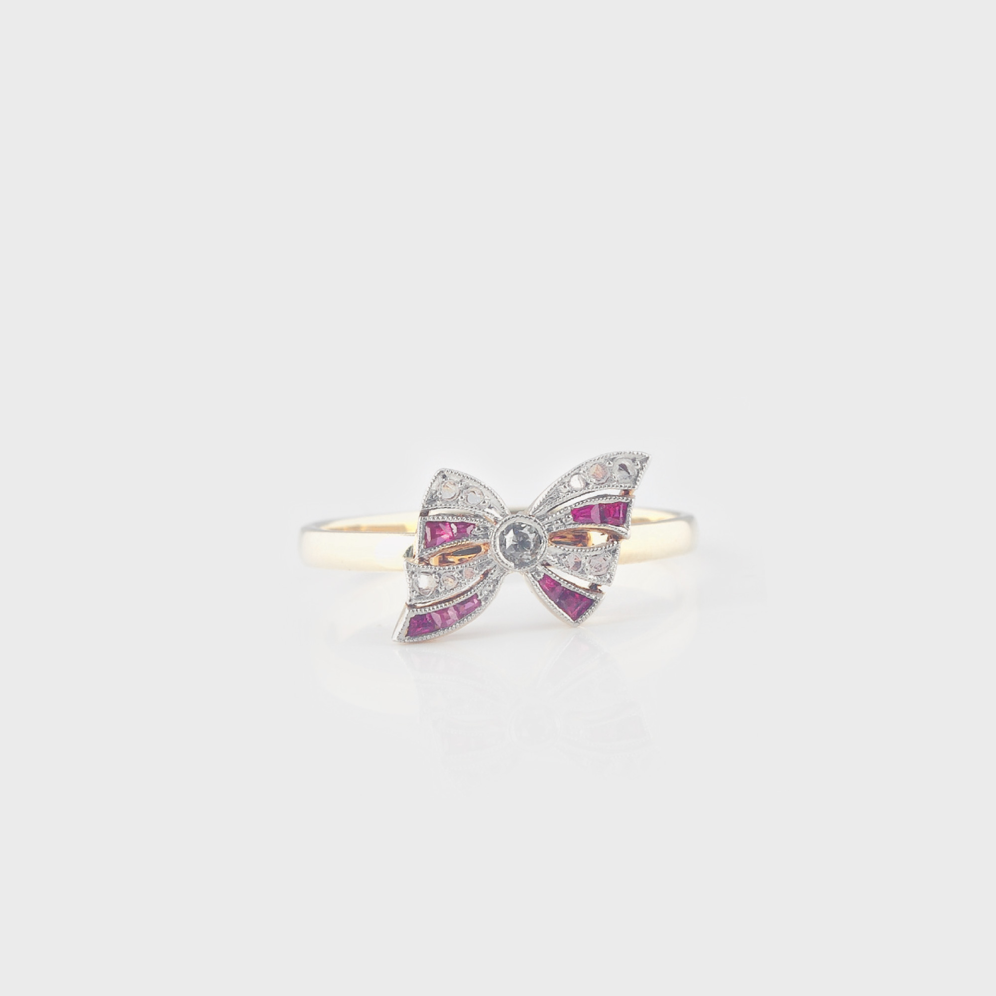 Inel din aur, decorat cu fundiţă de diamante şi rubine