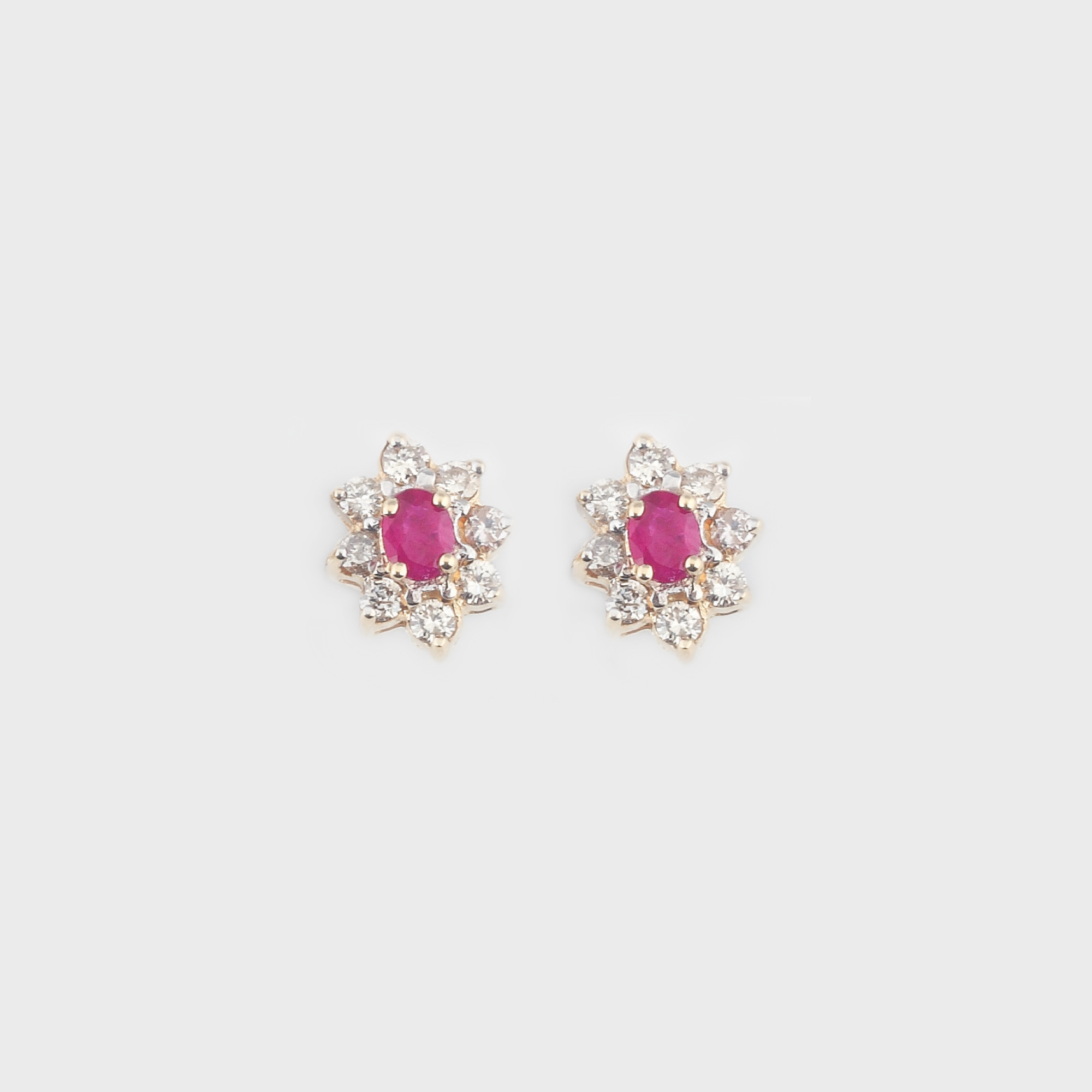 "Floare de rubin" - pereche de cercei din aur, decorată cu rubine şi diamante