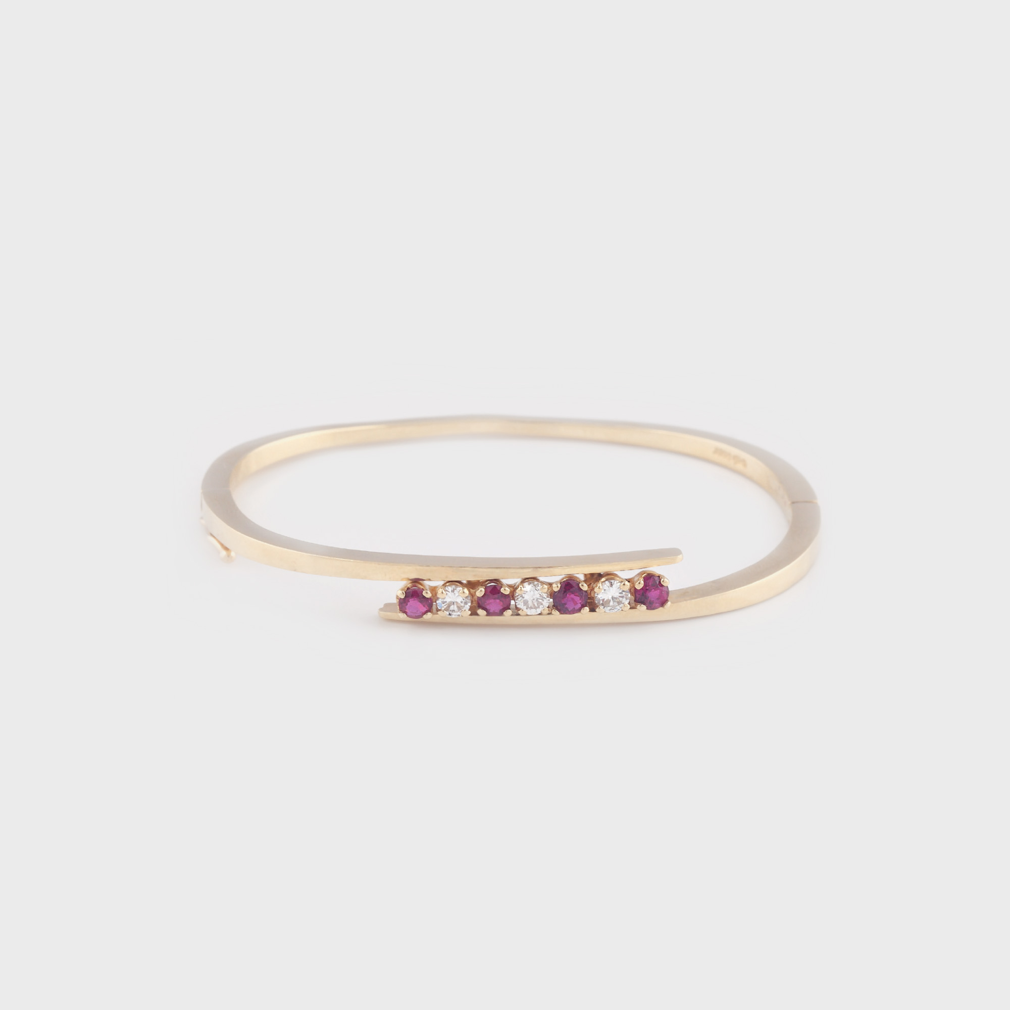 Brăţară din aur, decorată cu șină de diamante şi rubine