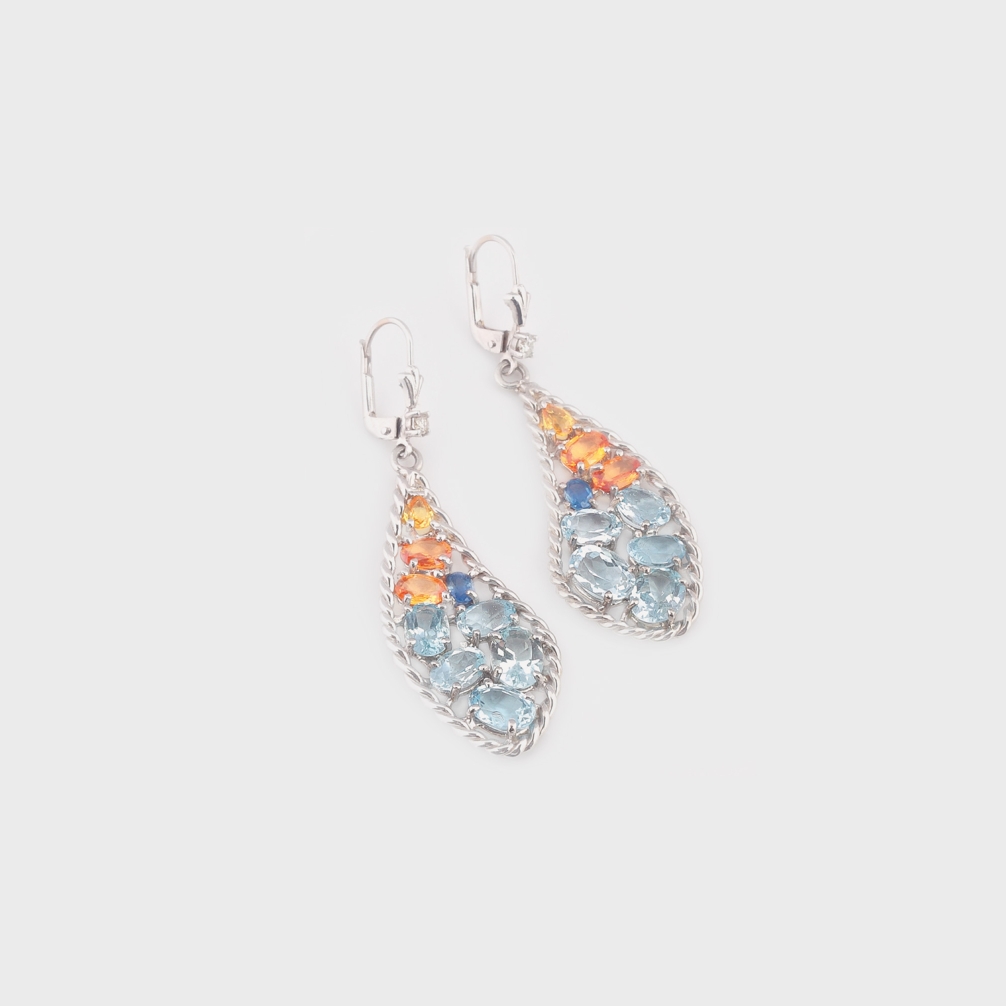 Pereche de cercei din aur alb, decorată cu safire, acvamarine şi diamante