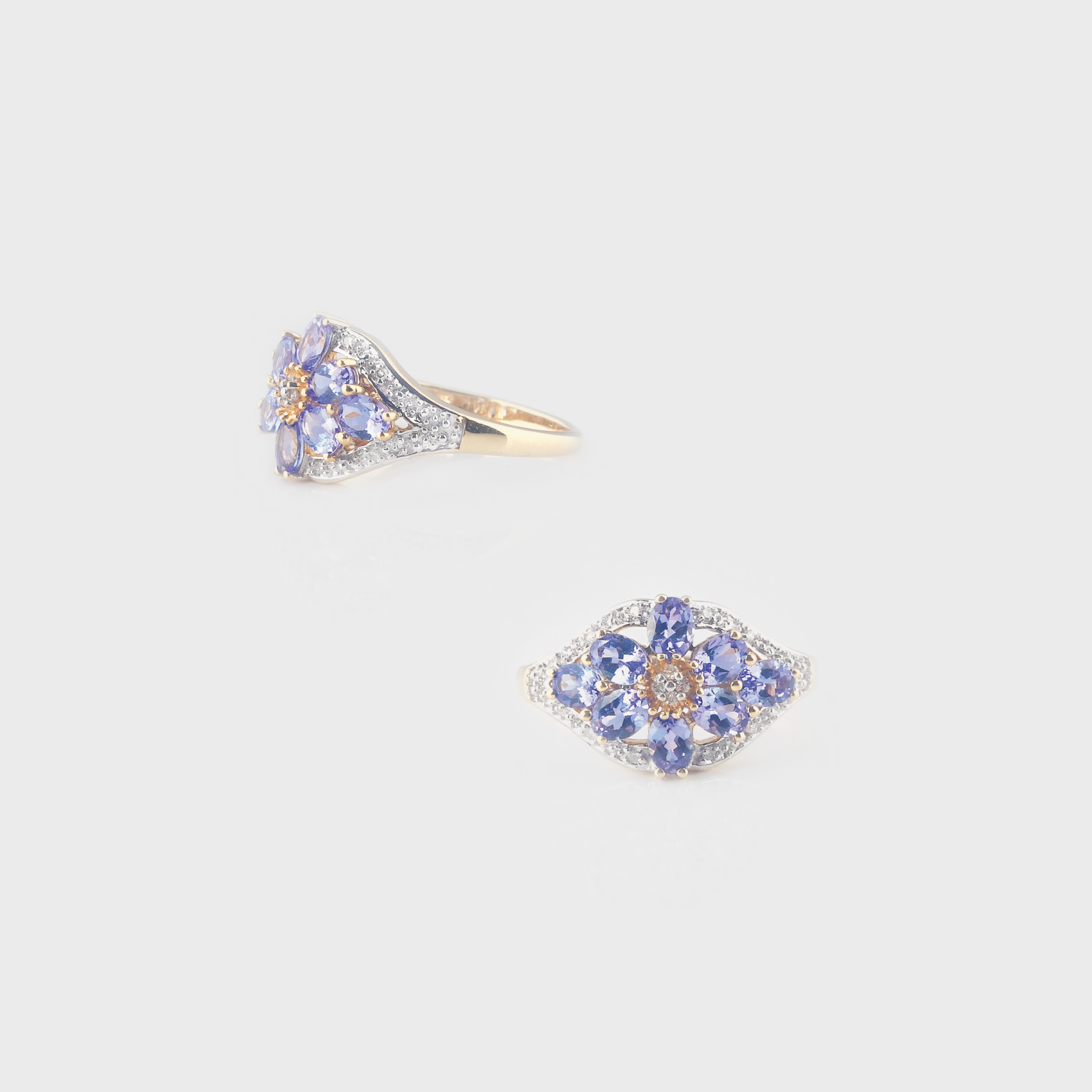 Inel din aur, decorat cu floare de diamante şi tanzanite