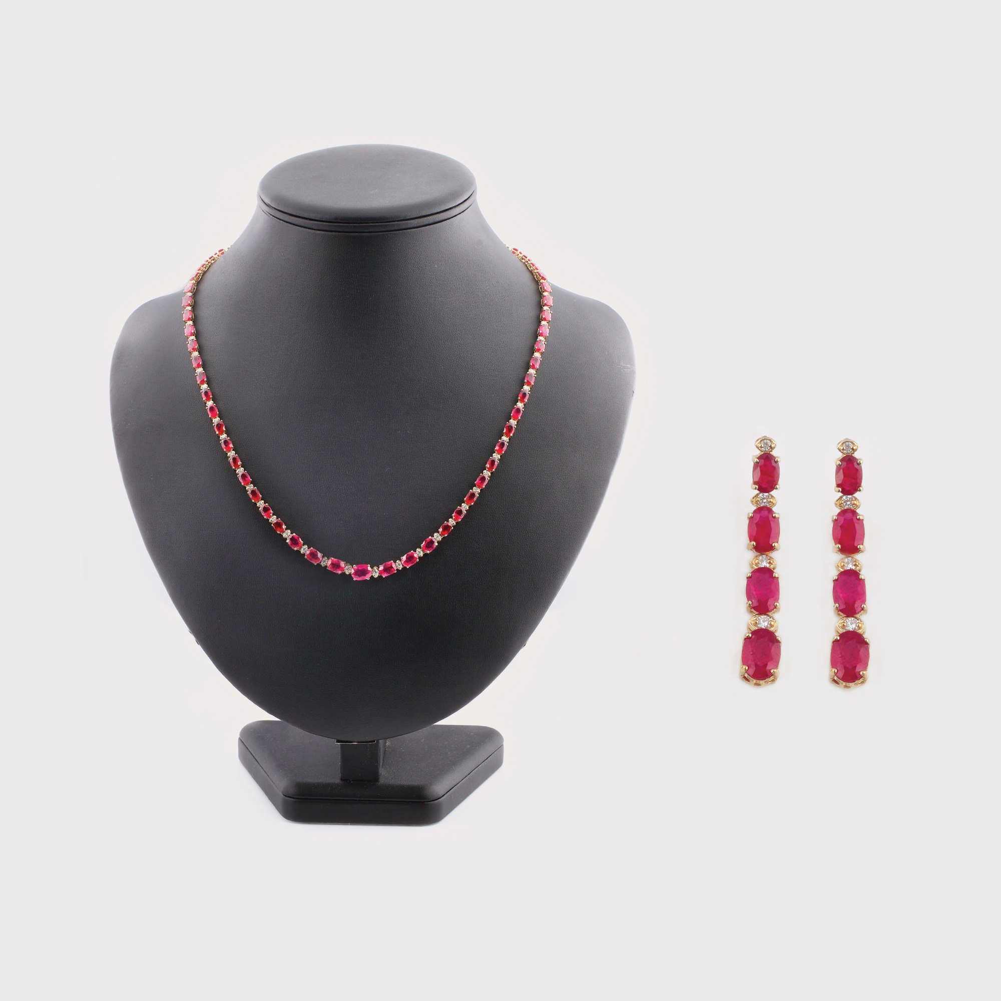 Set aristocratic de seară, format din colier şi pereche de cercei, din aur, decorat cu rubine şi diamante