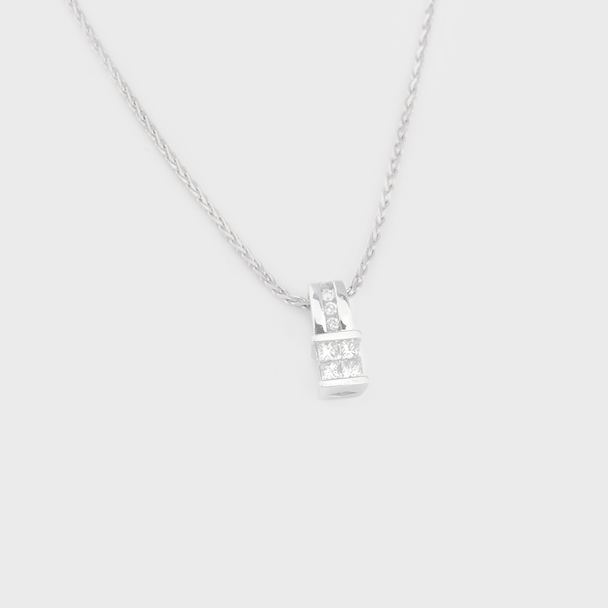 Delicat pandantiv din aur alb, decorat cu diamante