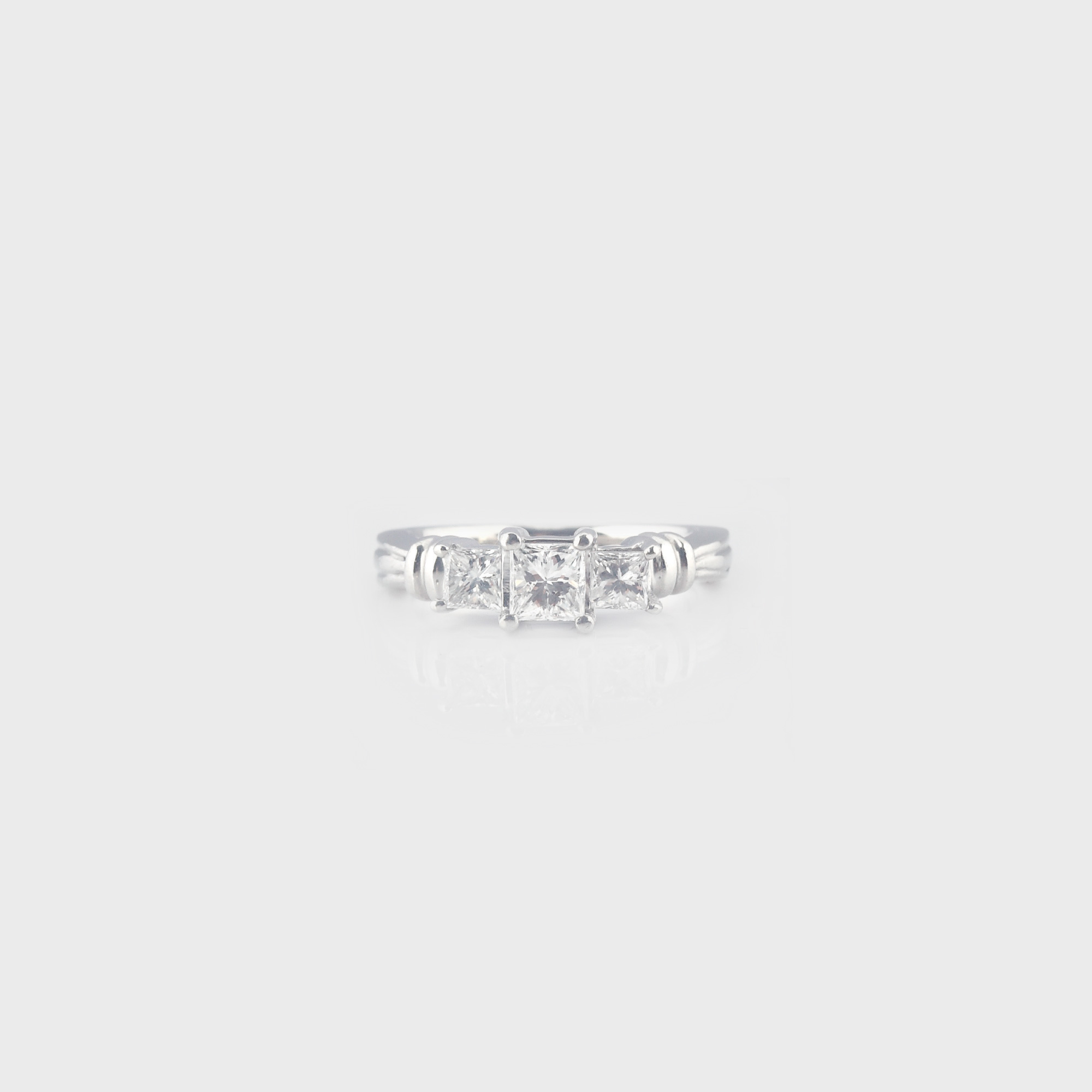 Inel din platină, decorat cu triadă de diamante