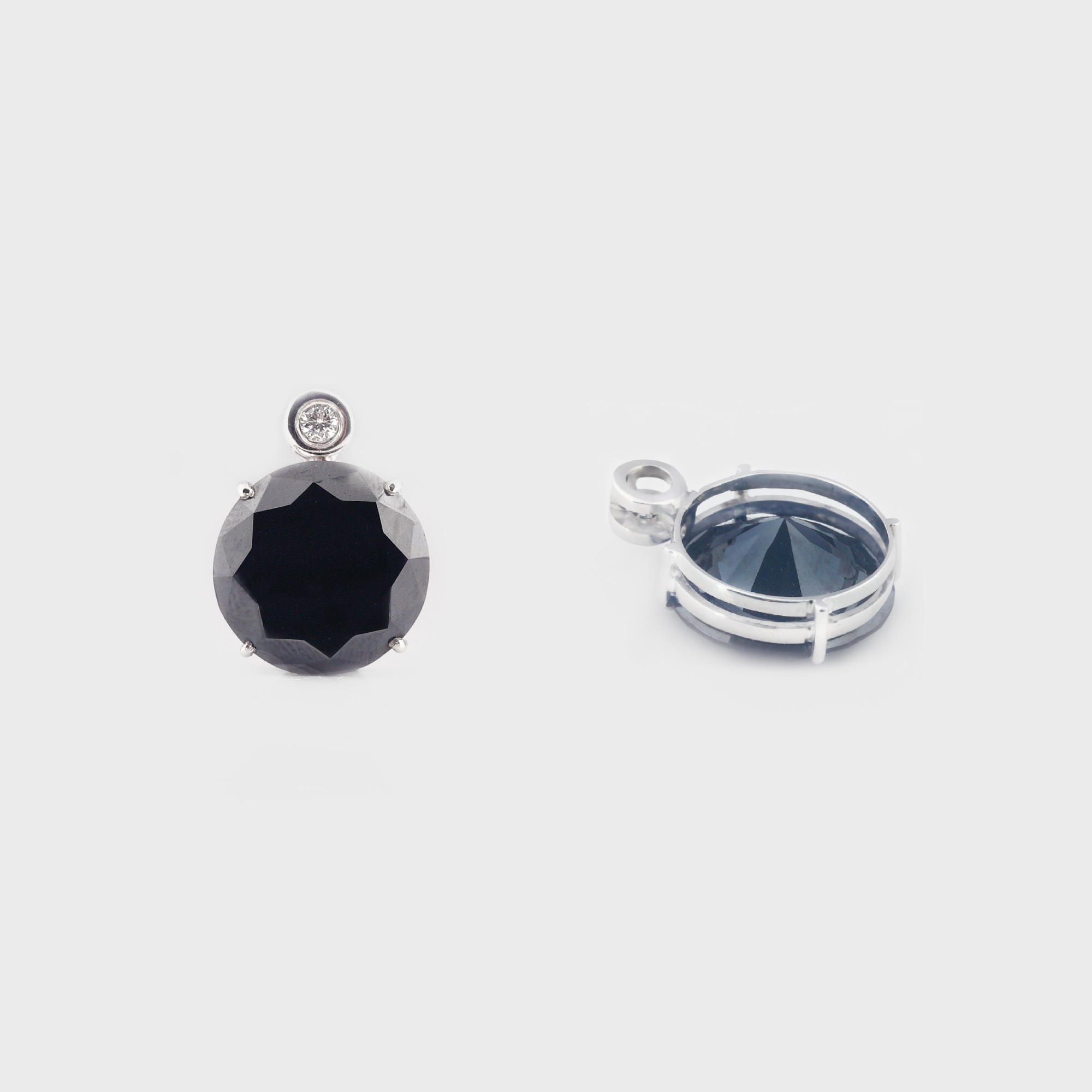 Pandantiv din aur alb, ornat cu diamant negru (12 ct.) şi diamant alb