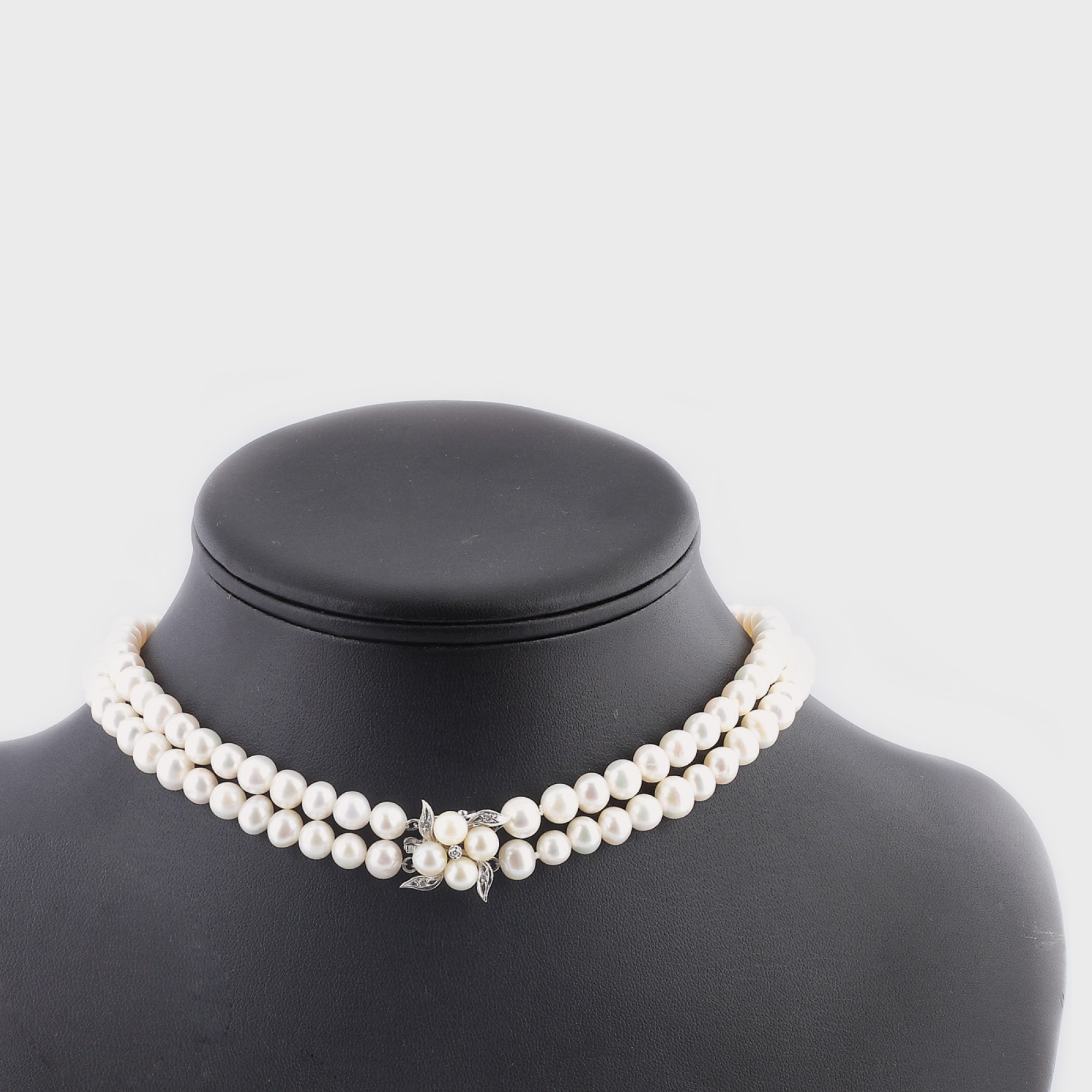 Colier din perle, decorat cu floare de diamante