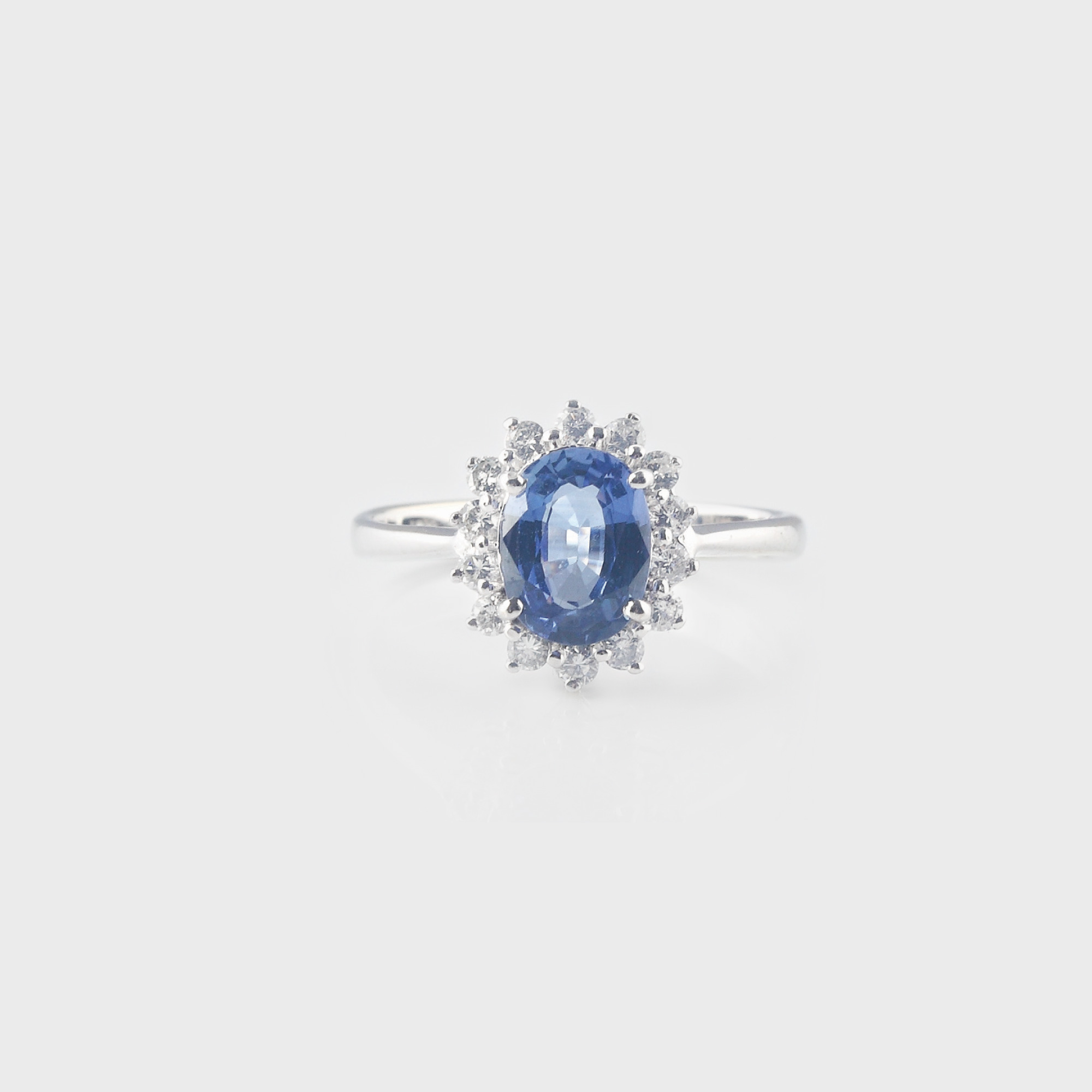 "Floare de safir" - inel din aur alb, decorat cu diamante şi safir