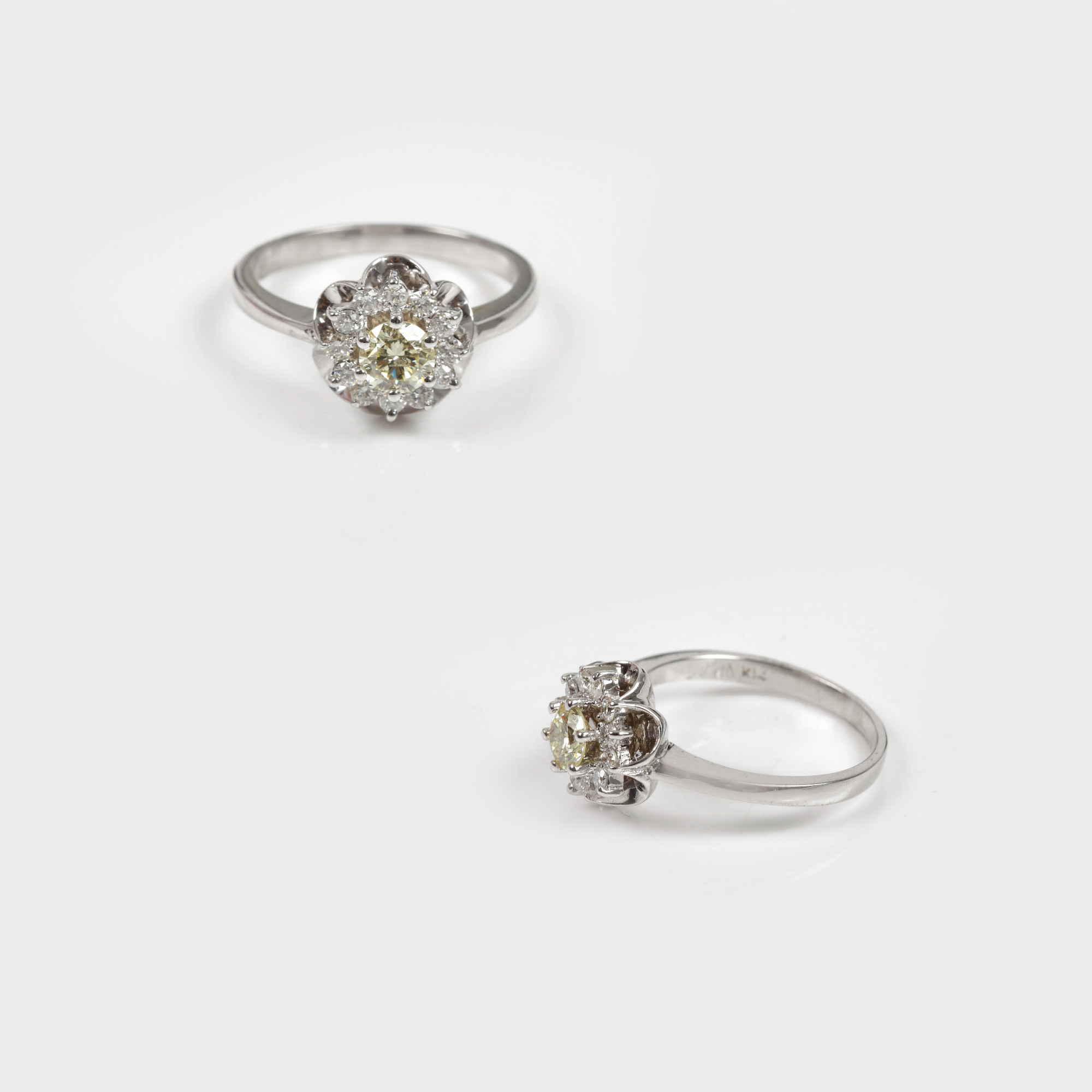 Inel din aur alb, decorat cu floare de diamante