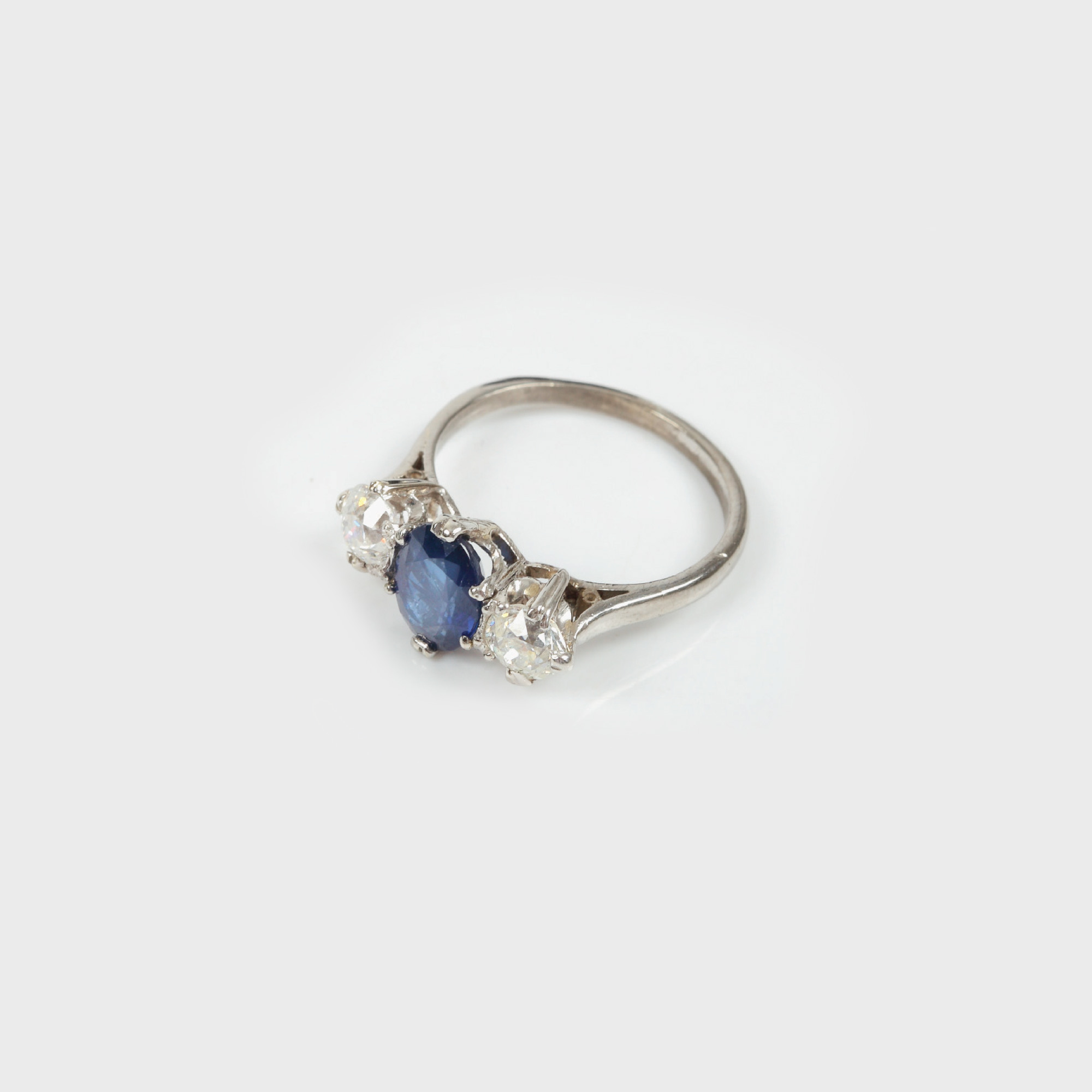Inel din platină, ornat cu safir şi pereche de diamante