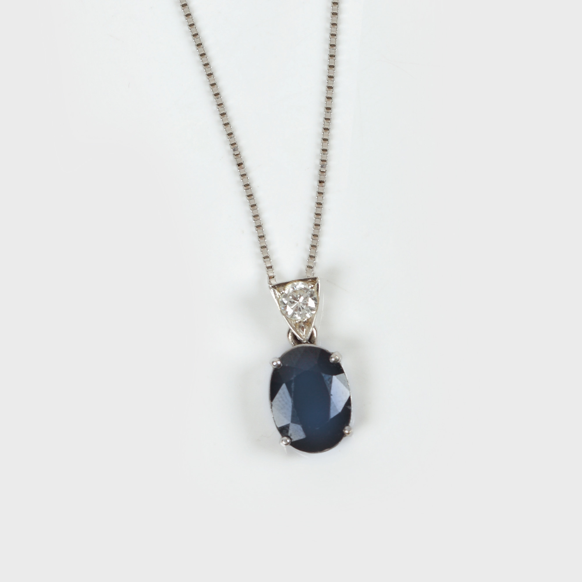 Delicat pandantiv din aur alb, decorat cu safir şi diamant