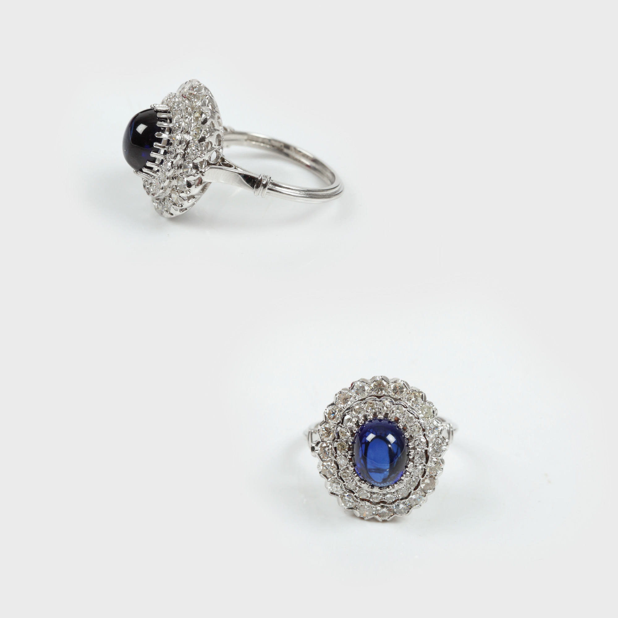 Impresionant inel decorat cu safir central, bogat anturat de diamante