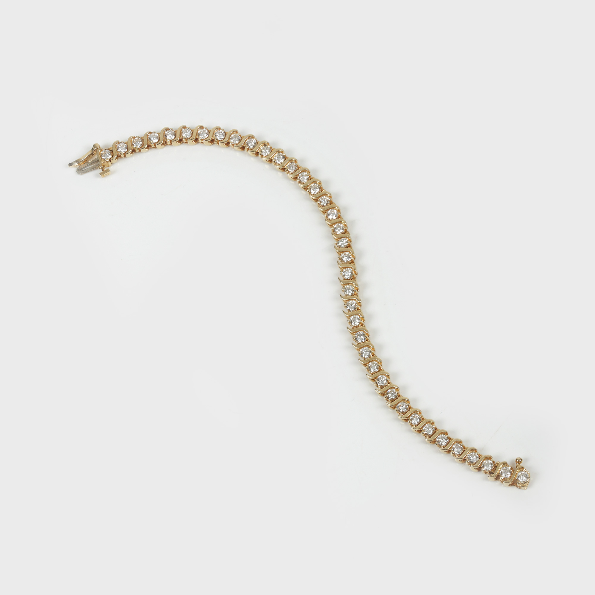 Elegantă brăţară din aur, decorată cu suită de diamante