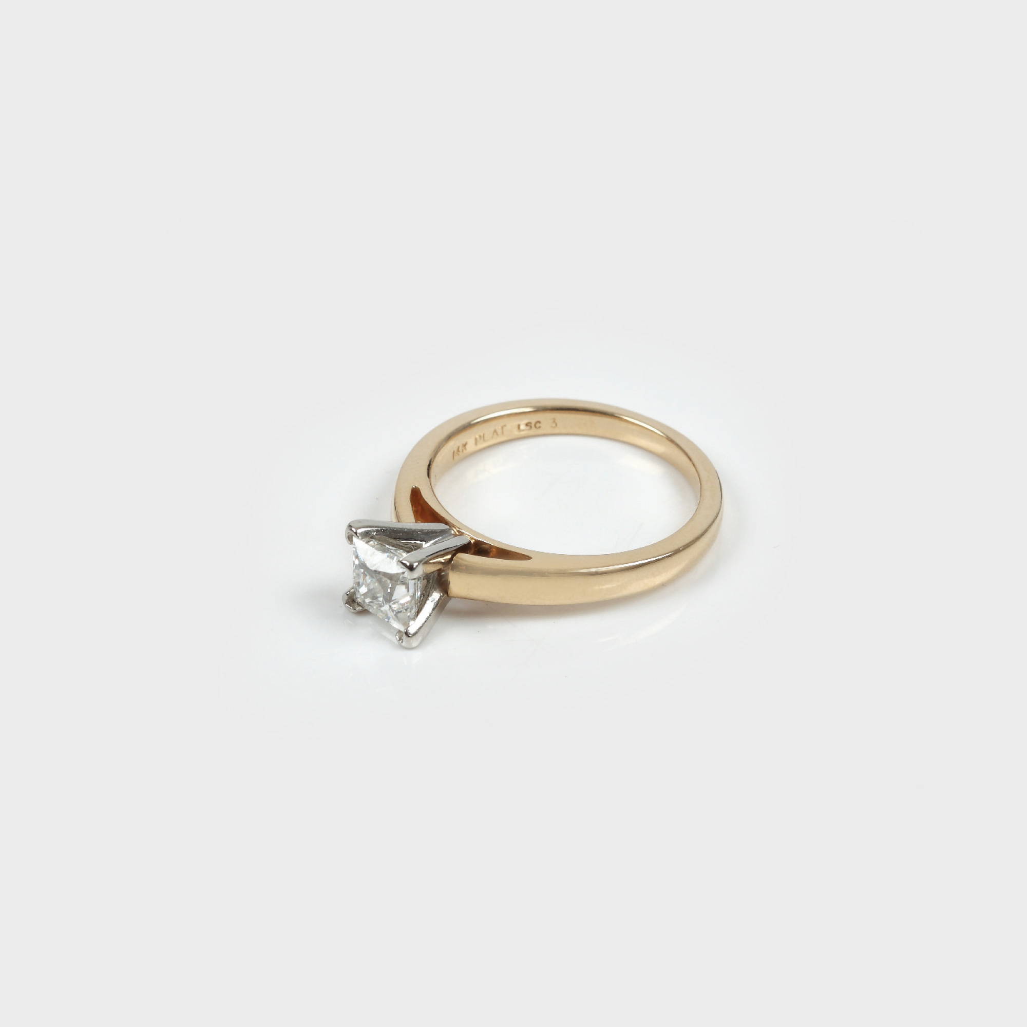 "Leo" - inel de logodnă din aur și platină, decorat cu un diamant solitaire