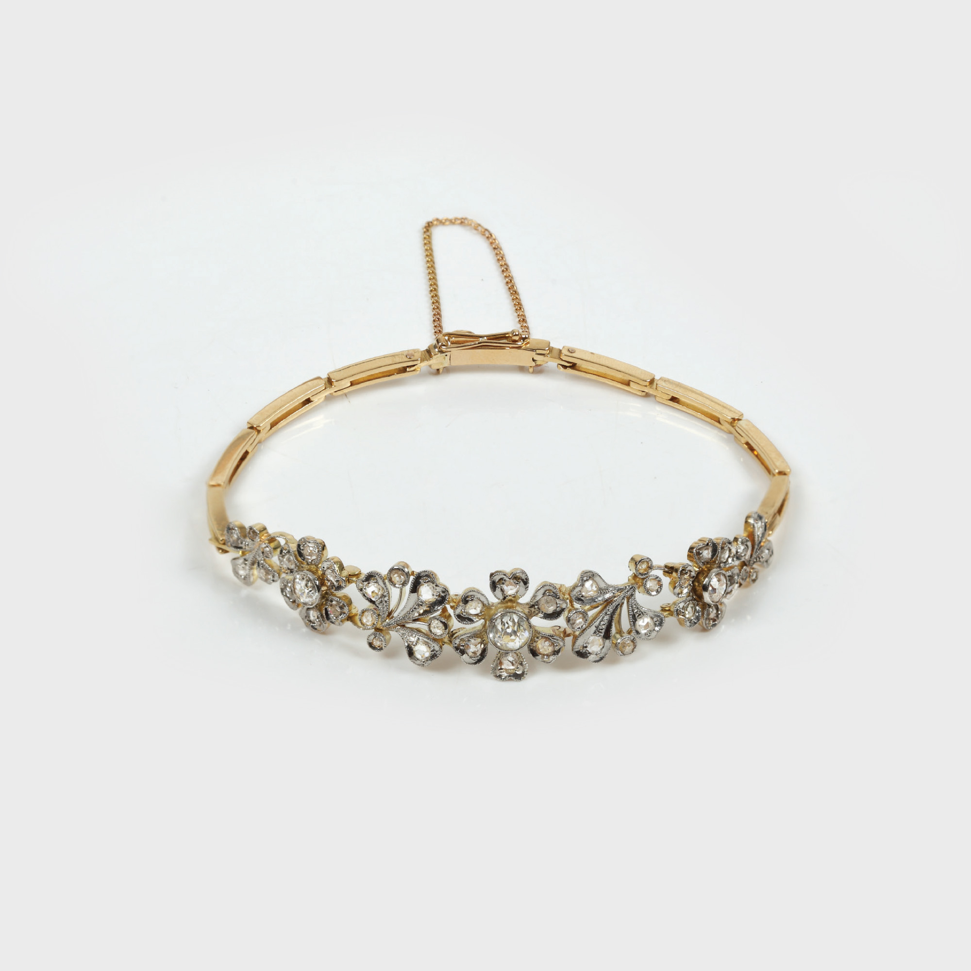 Delicată brăţară din aur, decorată cu flori de diamante