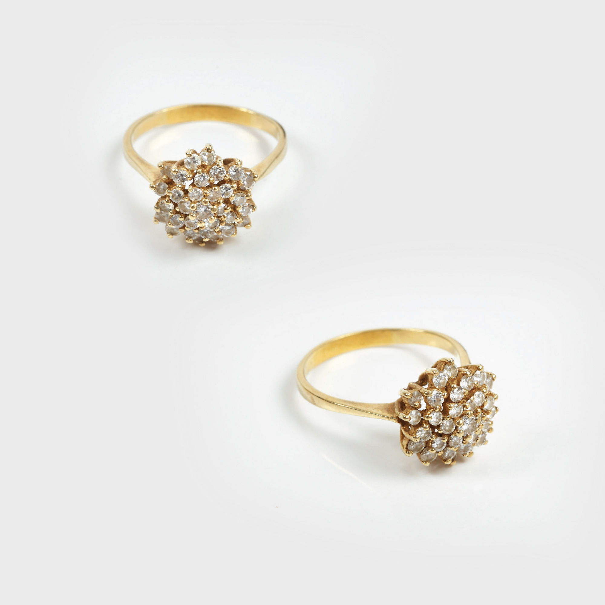 Inel din aur, decorat cu floare de diamante