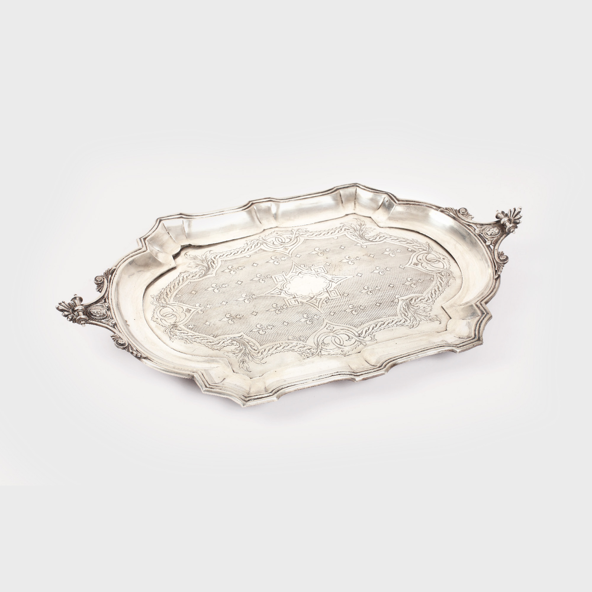 Elegantă tavă din argint, decorată cu flori de crin stilizate, sfârşitul sec. XIX