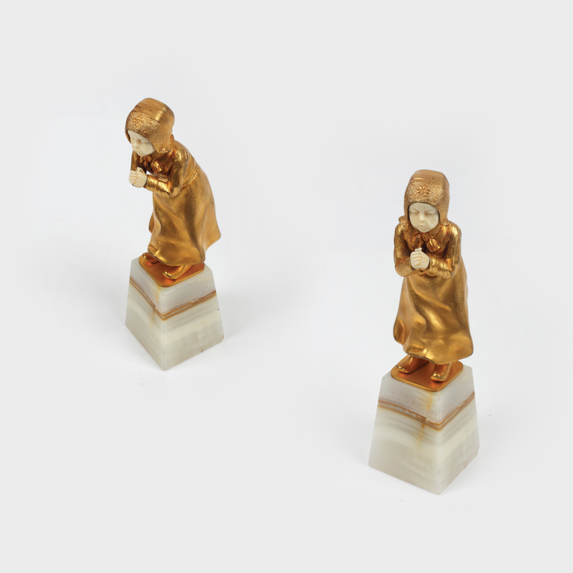 Figurină din bronz doré şi fildeş, reprezentând o fetiţă înfrigurată, începutul sec. XX