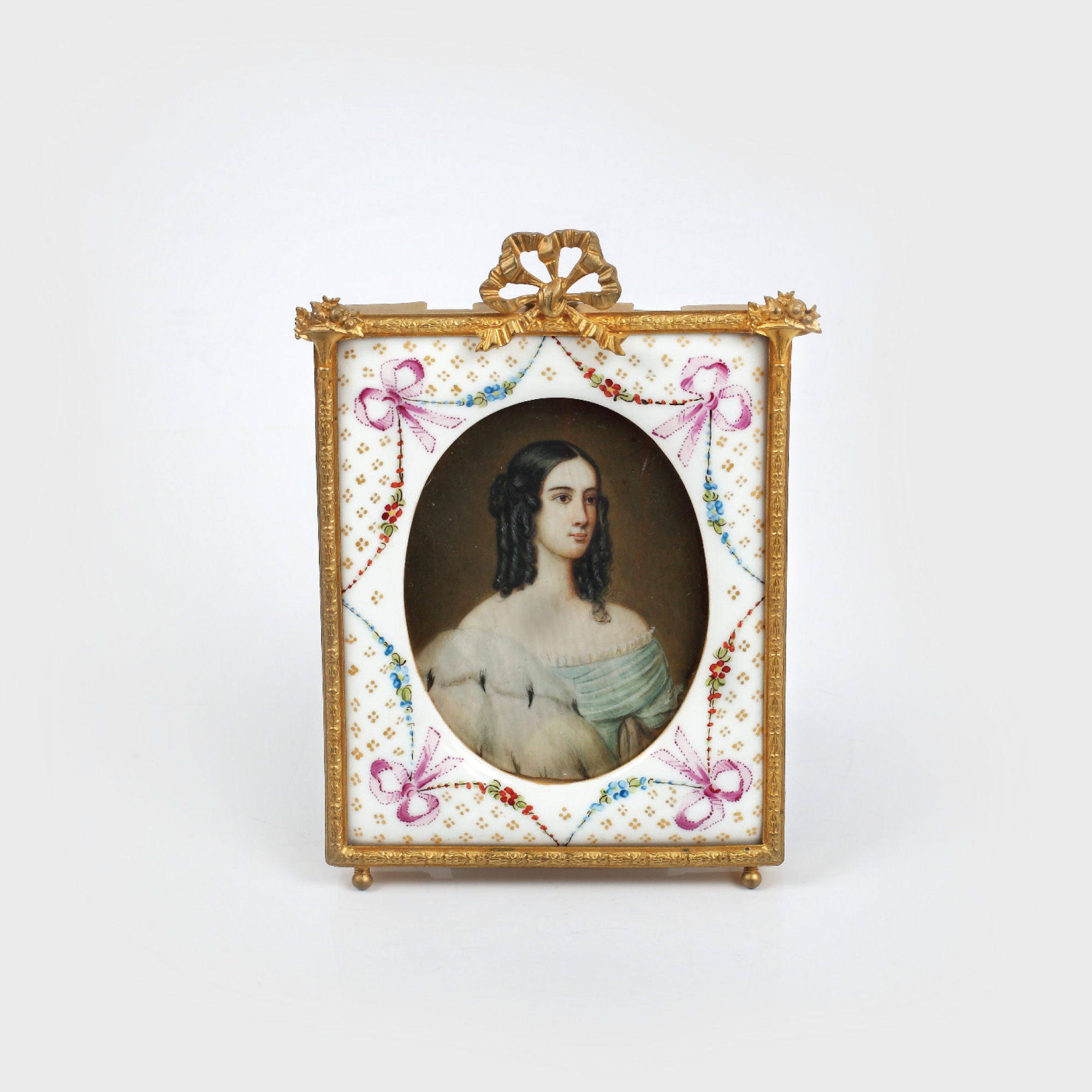 Superbă ramă din bronz aurit ce încadrează un portret feminin, posibil aparținând unei domnițe românce, costumate Biedermeier, a doua jumătate a sec. XIX