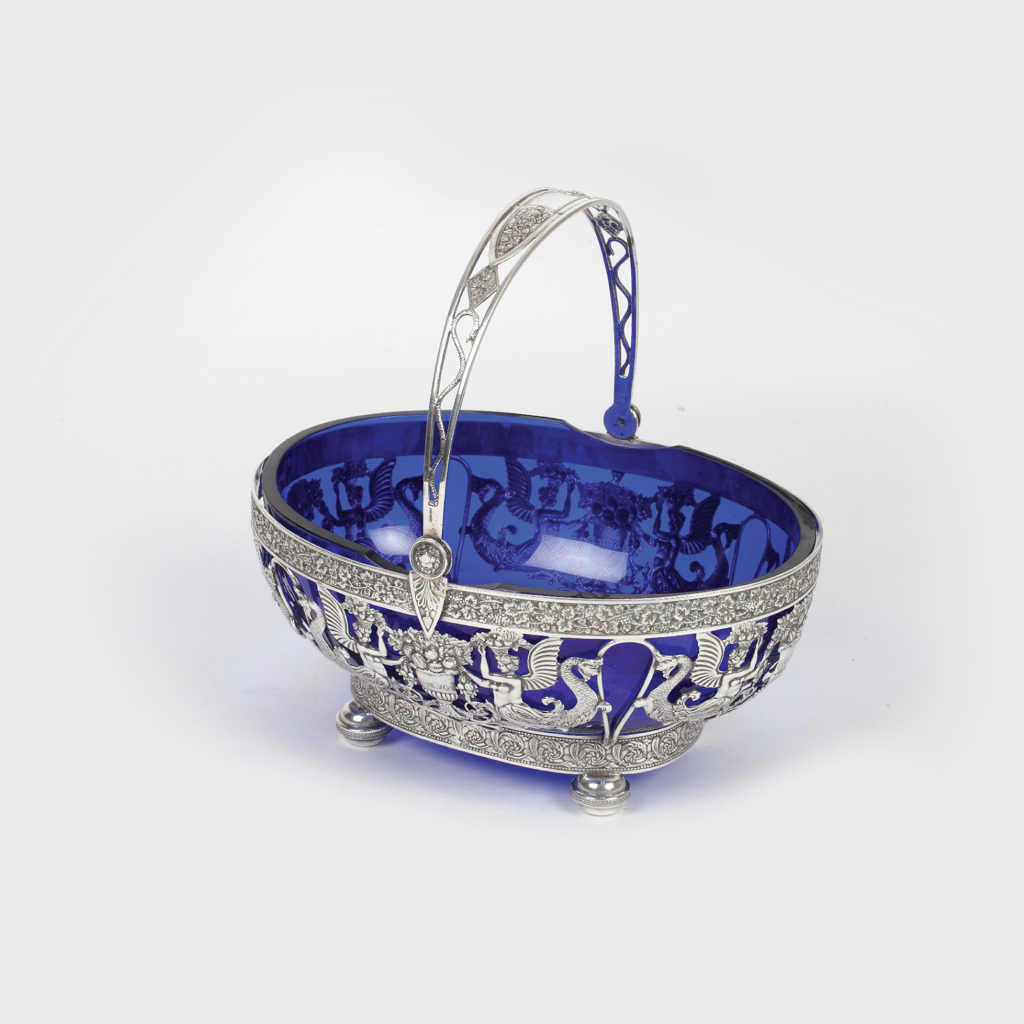 Fructieră din argint cu vas interior din sticlă cobalt, decorată cu simboluri bahice, cca. 1900-1910