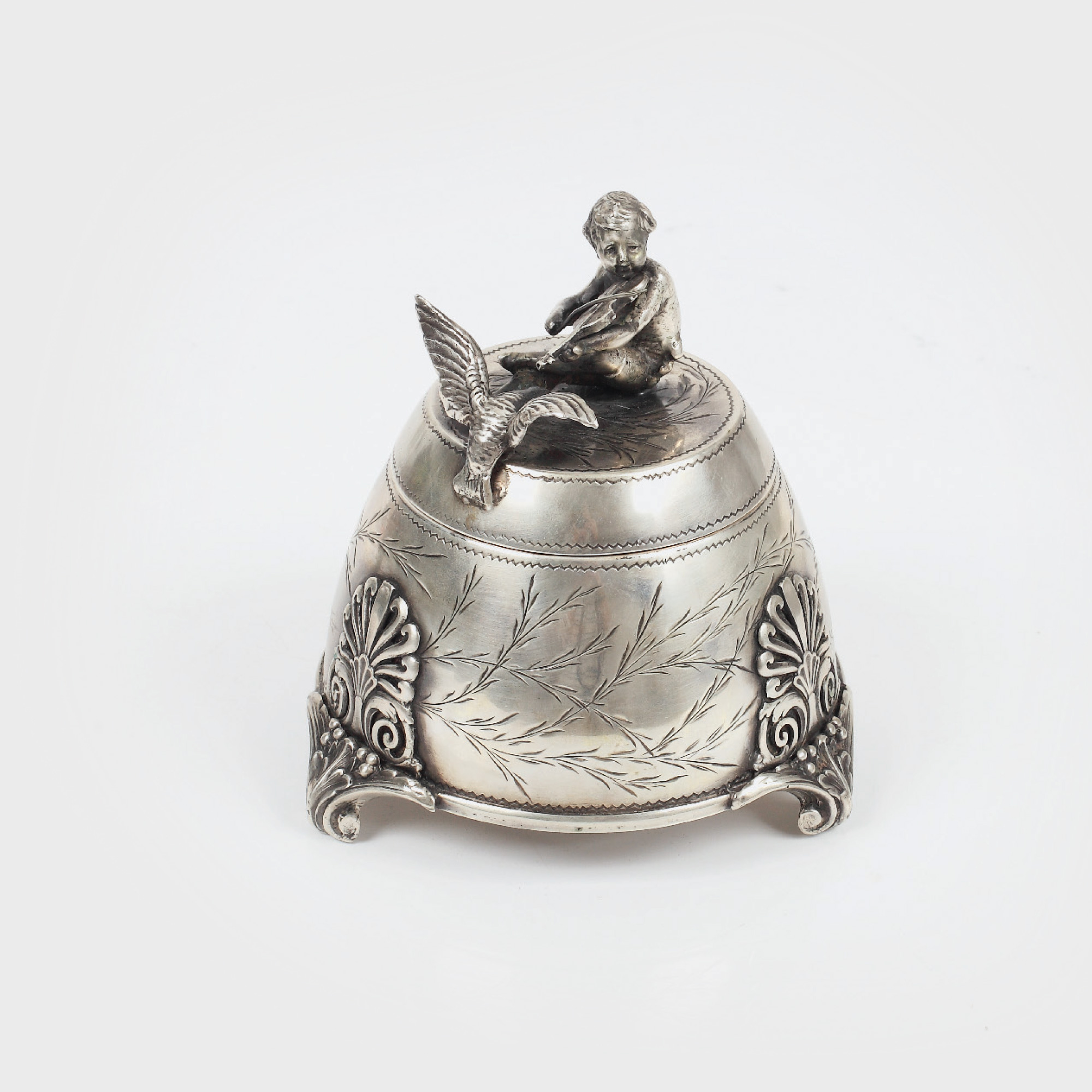 Cutie din argint Josef Sosnowski, pentru drajeuri, decorată cu un mic putto, cca. 1896