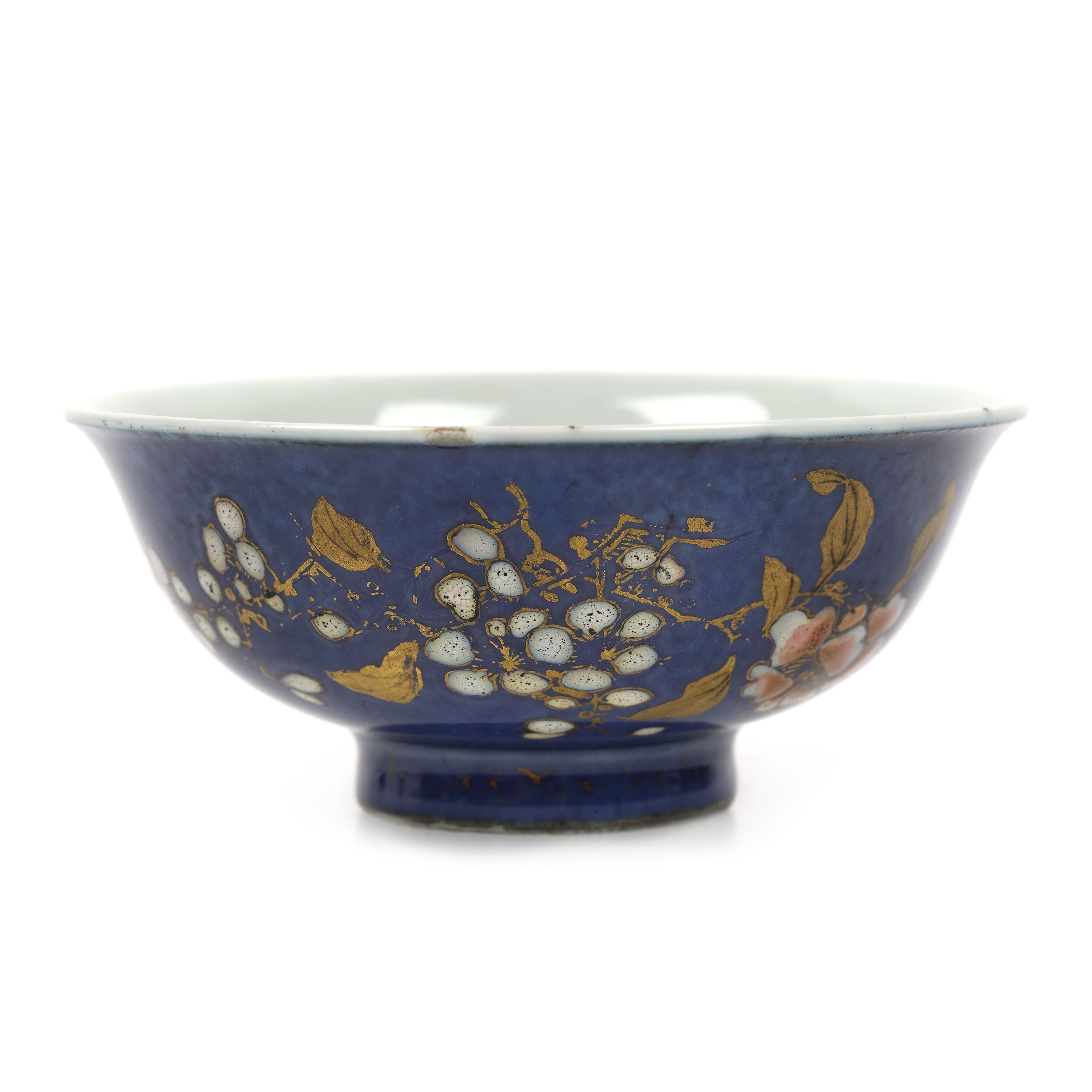 Bol de tip "pulbere albastră", din porțelan glazurat cu email de culoarea cobaltului și aurit, decorat cu motivul florilor de prun, perioada Kangxi, China, cca. 1662-1722