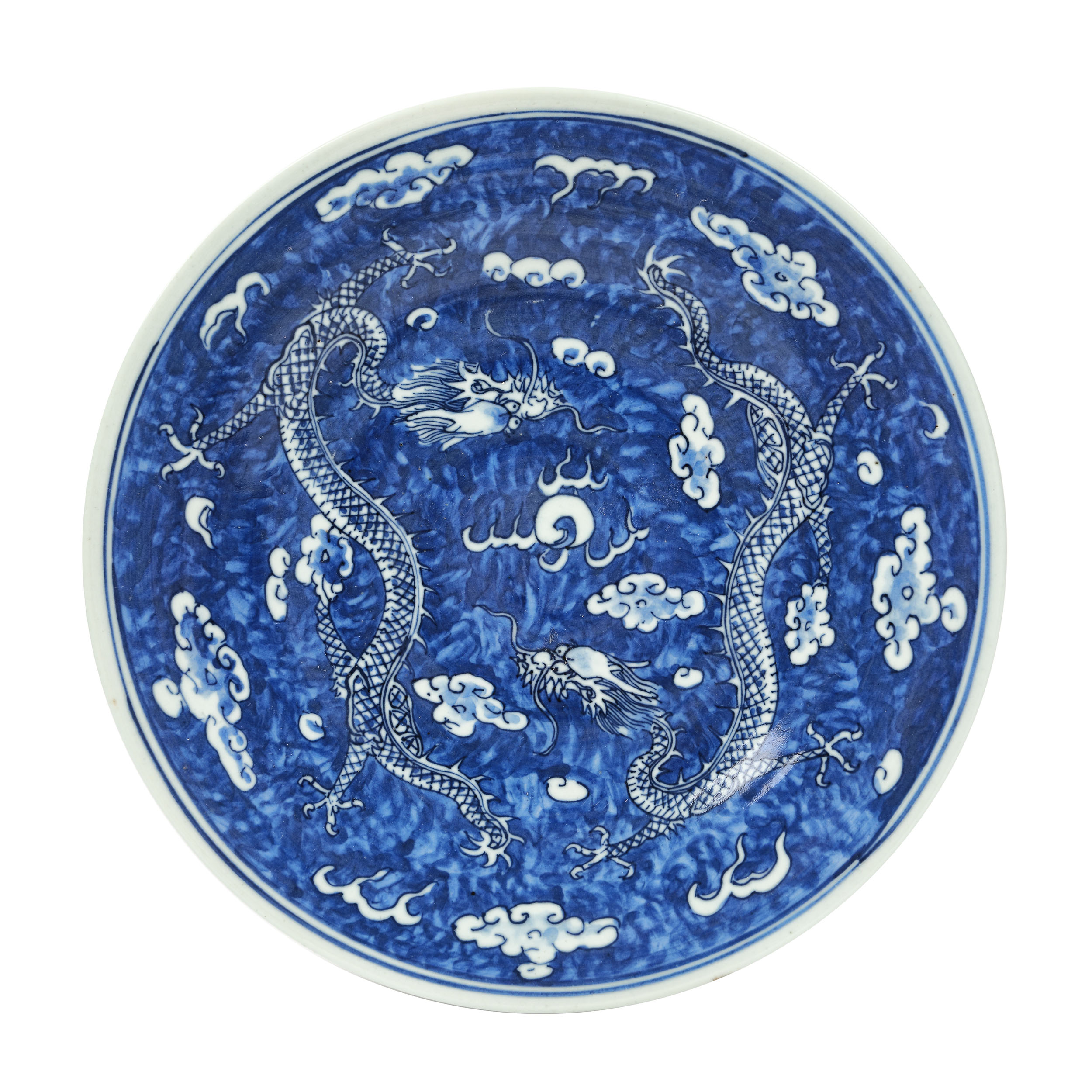 Platou din porțelan decorat cu motivul dragonilor jucându-se cu perla și cu motivul norilor, simbolizând norocul și bunăstarea, perioada Daoguang, China, cca. 1821-1850