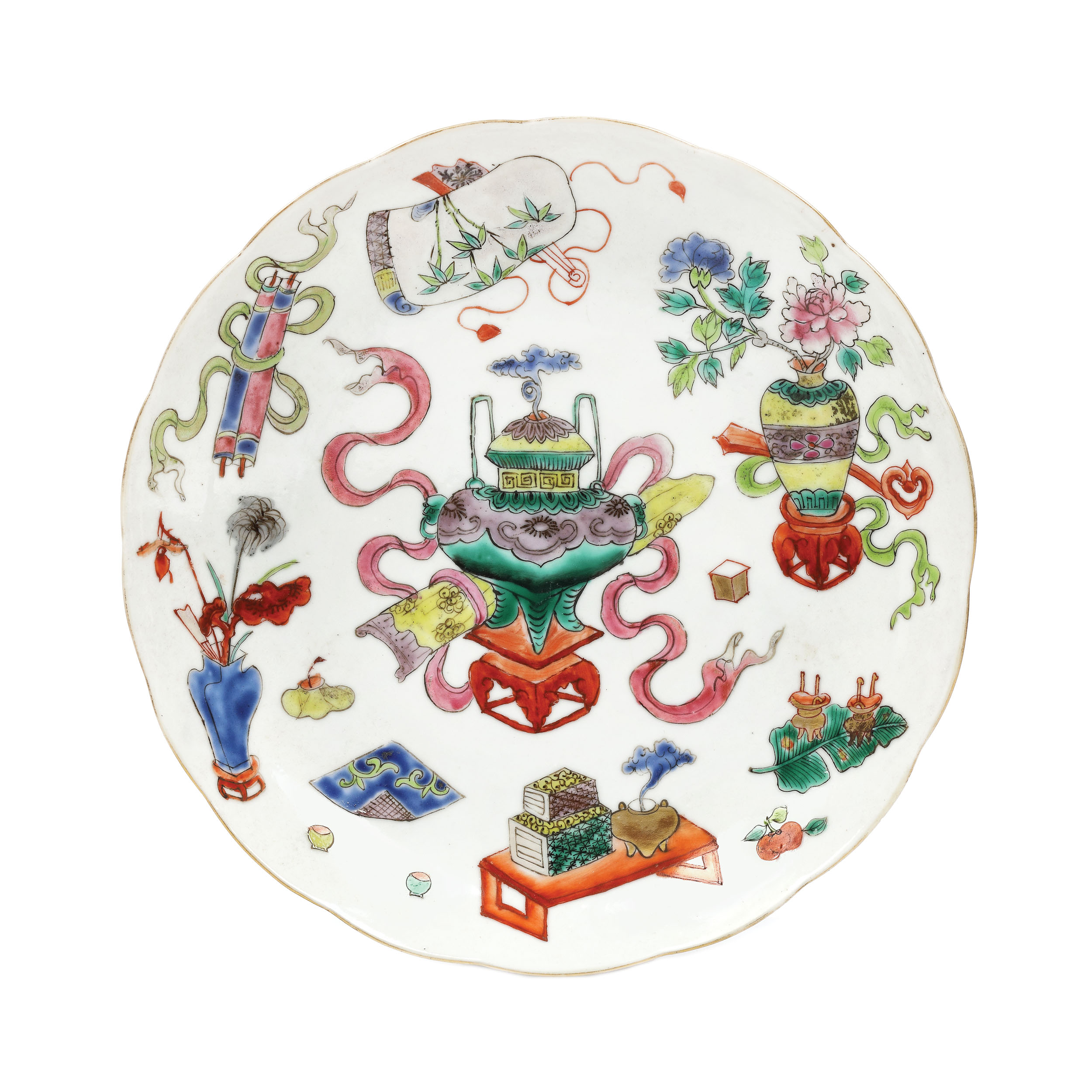 Platou din porțelan, cu decor ”O sută de antichități”, purtând marca "pară și liliac"', perioada Daoguang, China, cca. 1821-1850