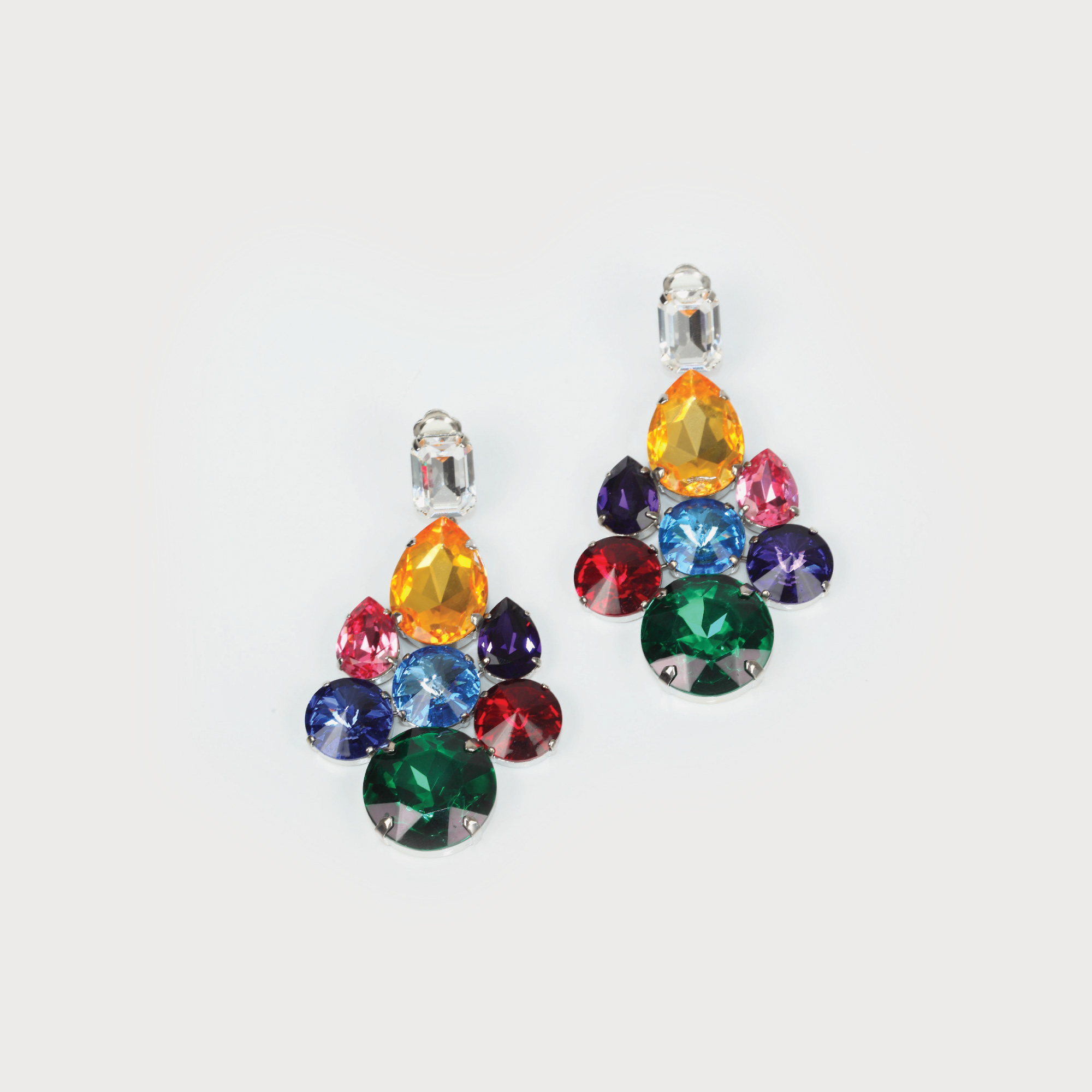 Opulentă pereche de cercei Dolce&Gabbana decorați cu pietre multicolore