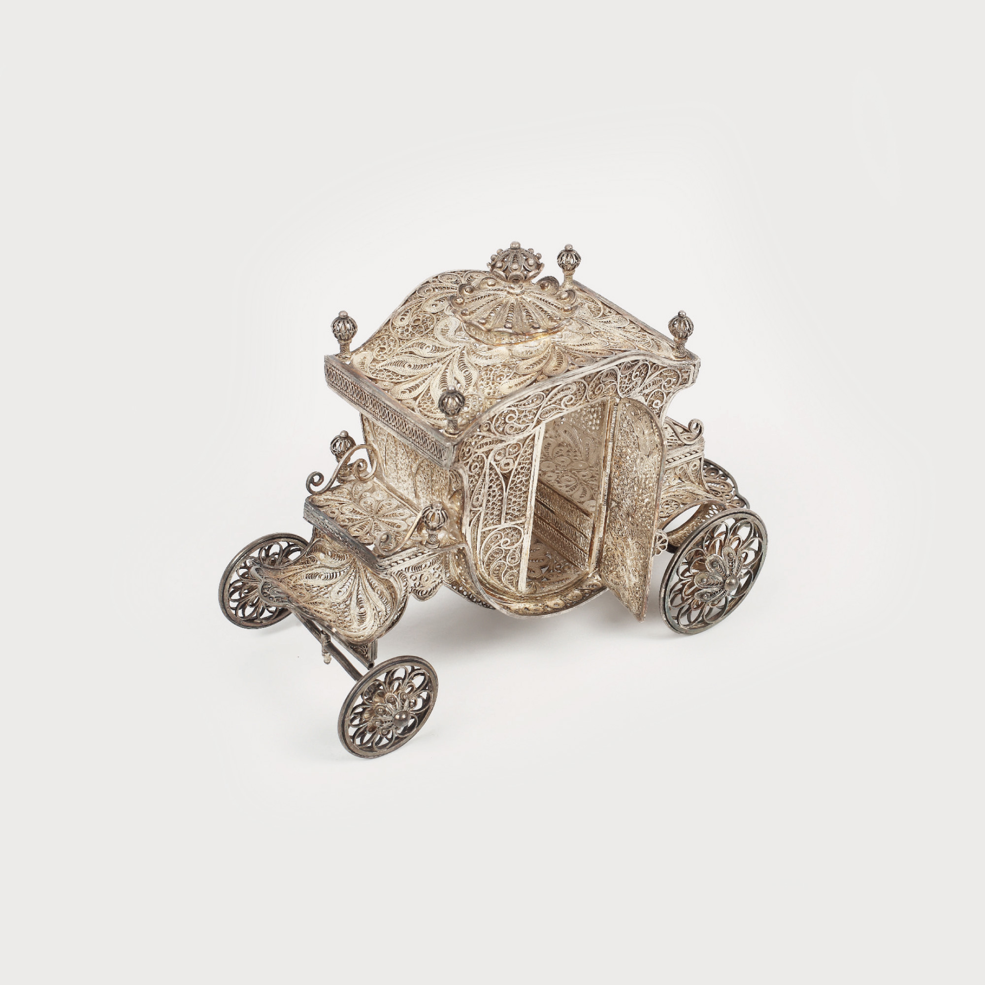 Trăsură din argint filigranat, elegantă piesă decorativă de vitrină