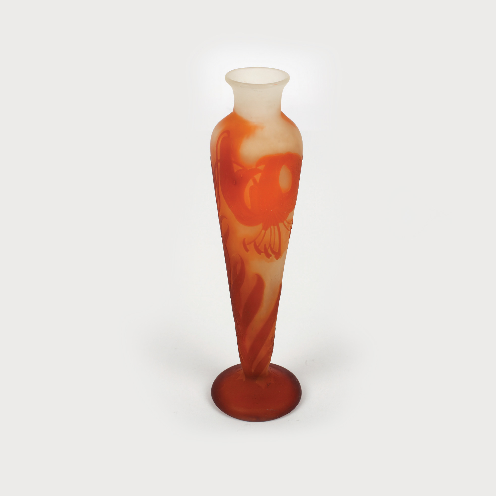 Vas soliflor Gallé, decorat cu crini, 1904-1915